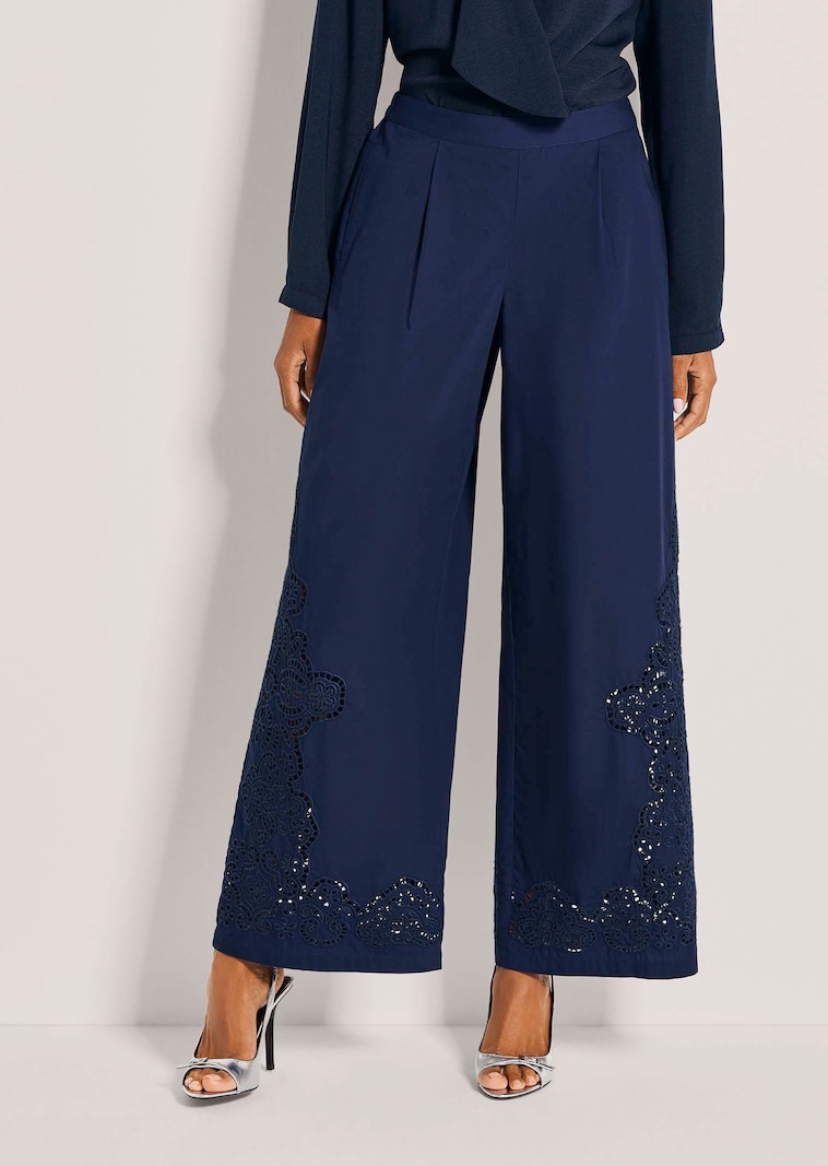 Pantalon à jambes larges et broderie anglaise