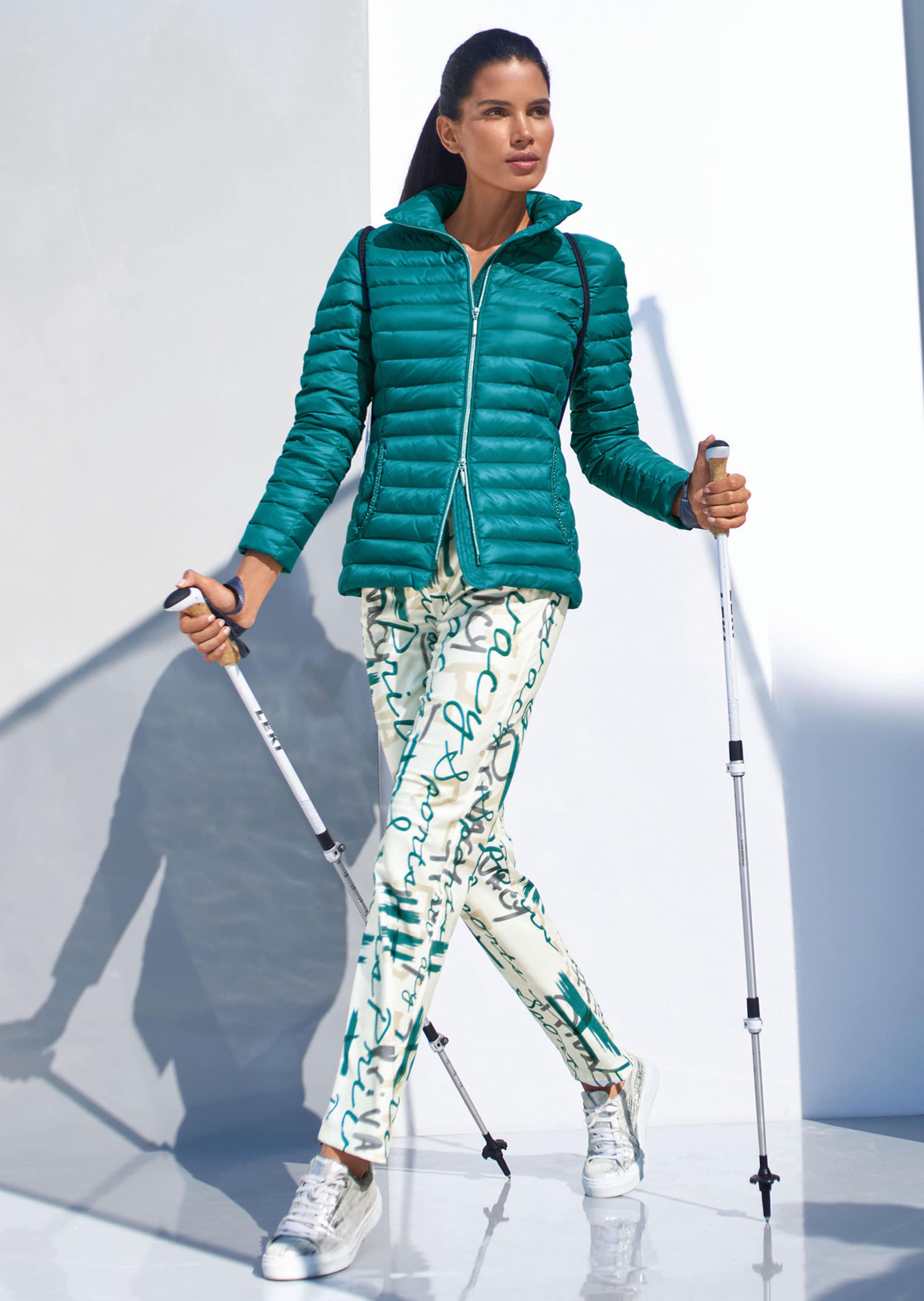 Leichte Steppjacke mit Strassverzierung