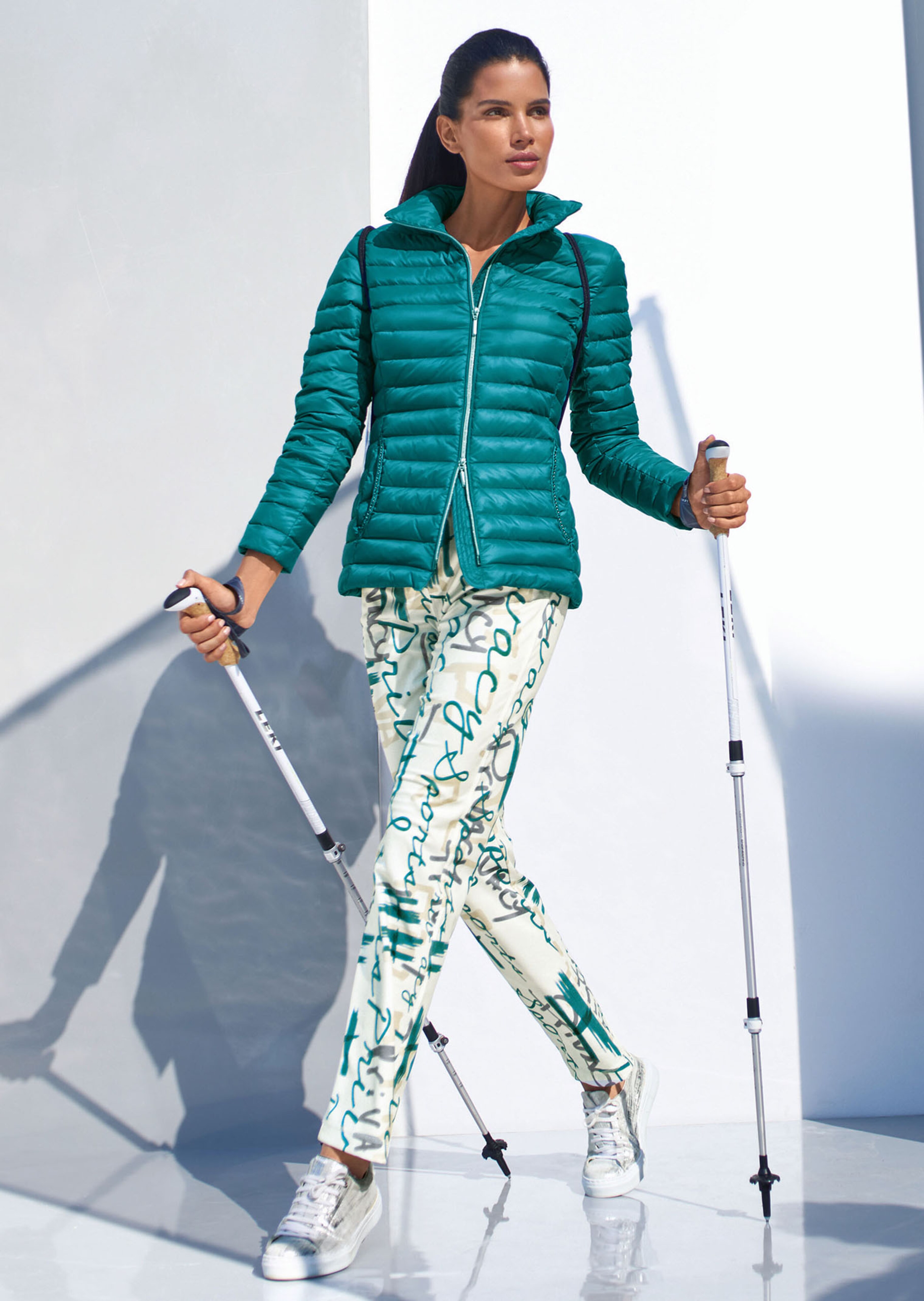 Leichte Steppjacke mit Strassverzierung