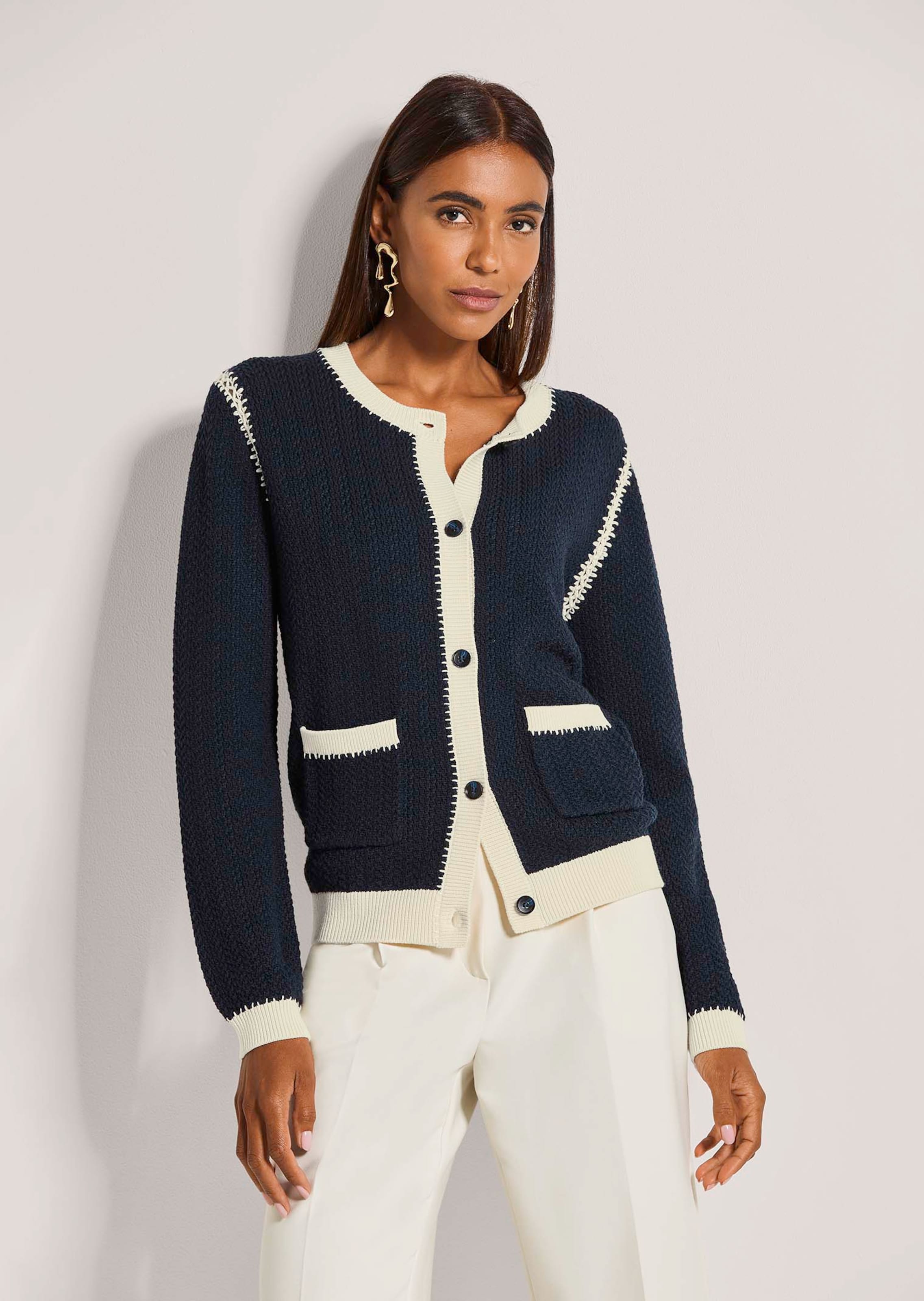 Strickjacke mit Zopfmuster und feinen Details