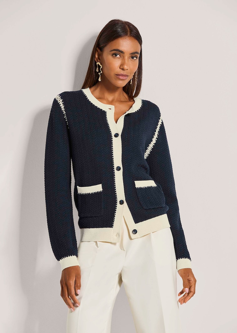 Strickjacke mit Zopfmuster und feinen Details