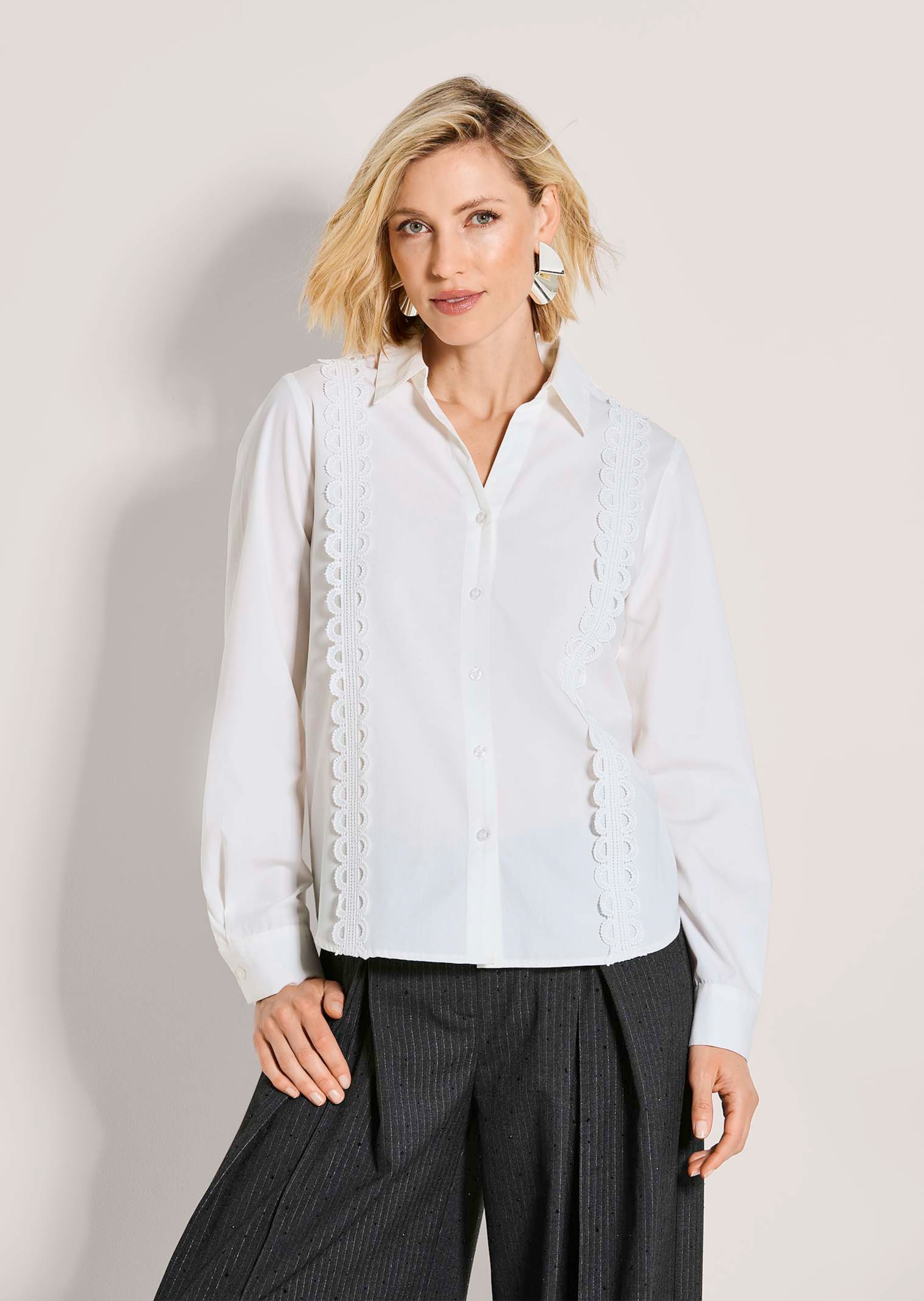 Romantische Bluse mit Spitzenbändern