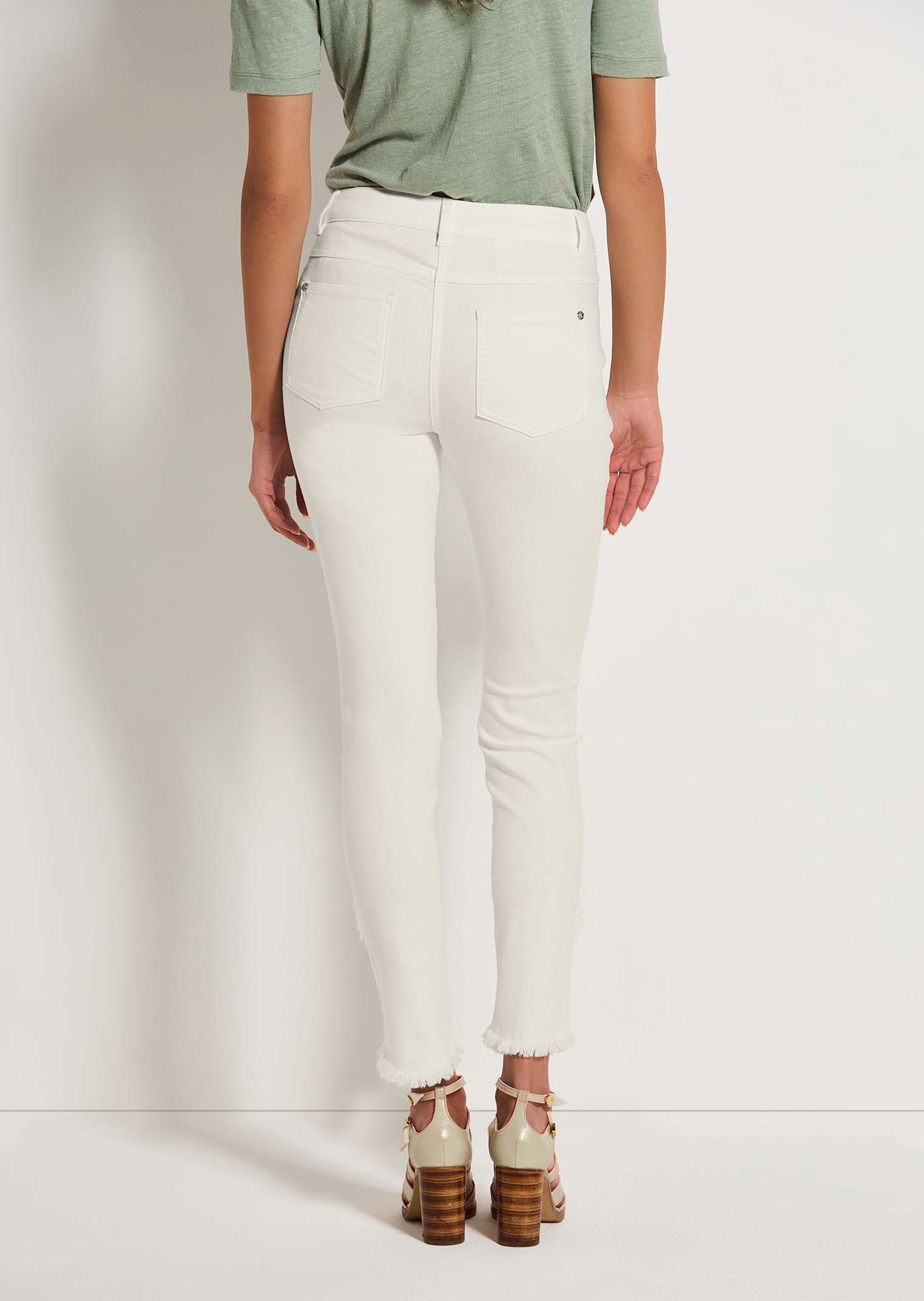 Schlanke Jeans mit Fransensaum thumbnail 4