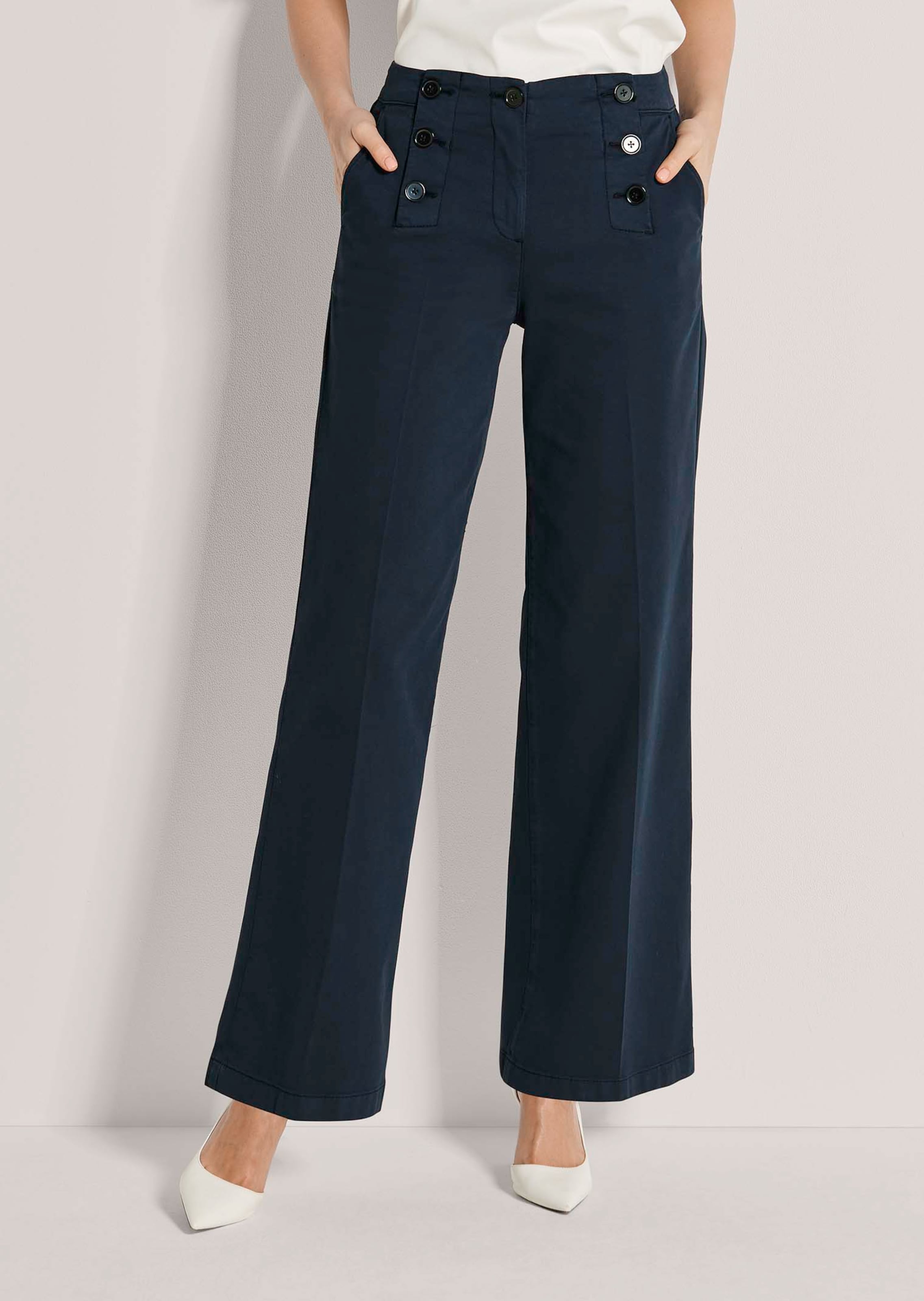 Weite Hose im Marine-Stil