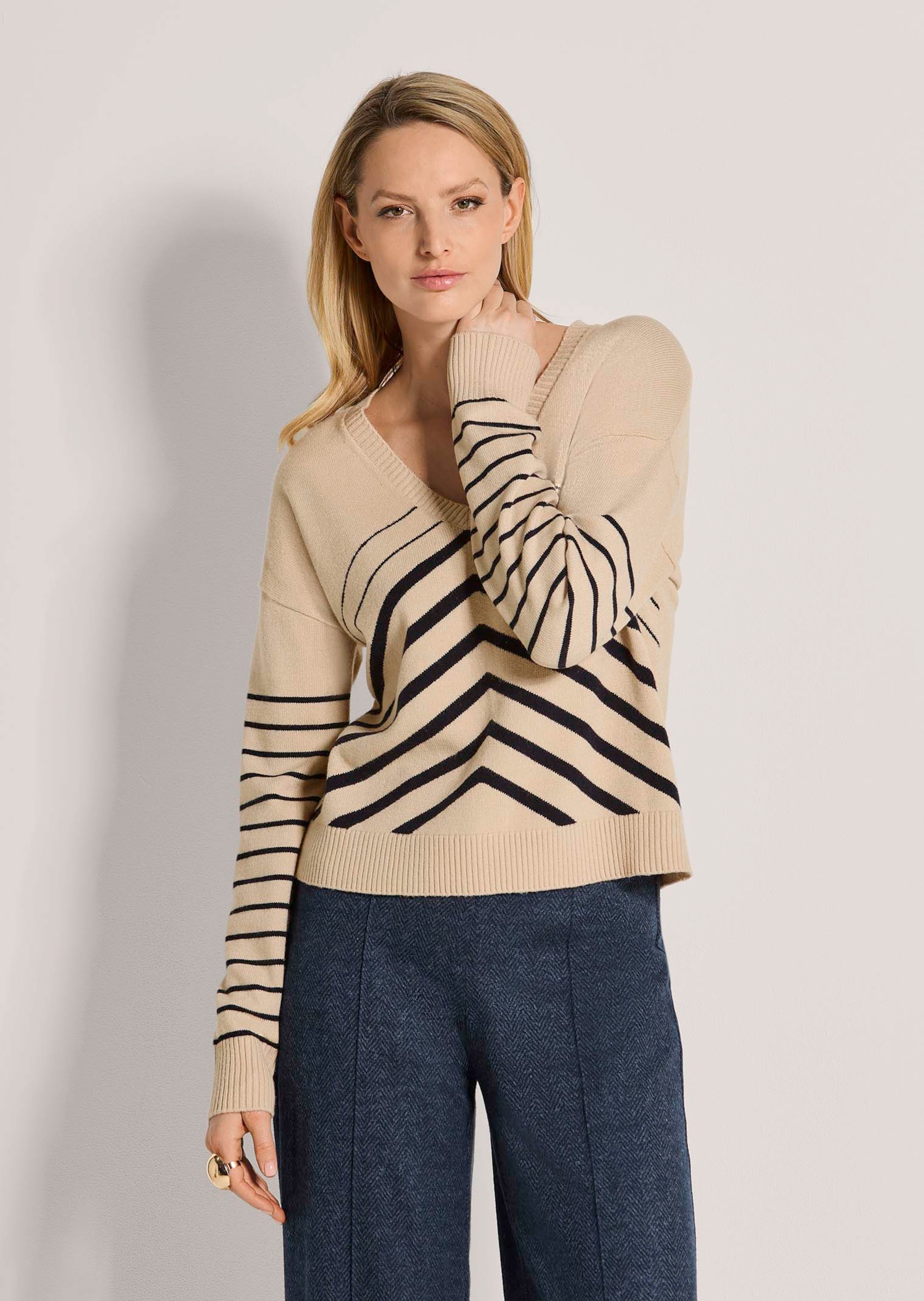 Sportieve tricot pullover met streeppatroon