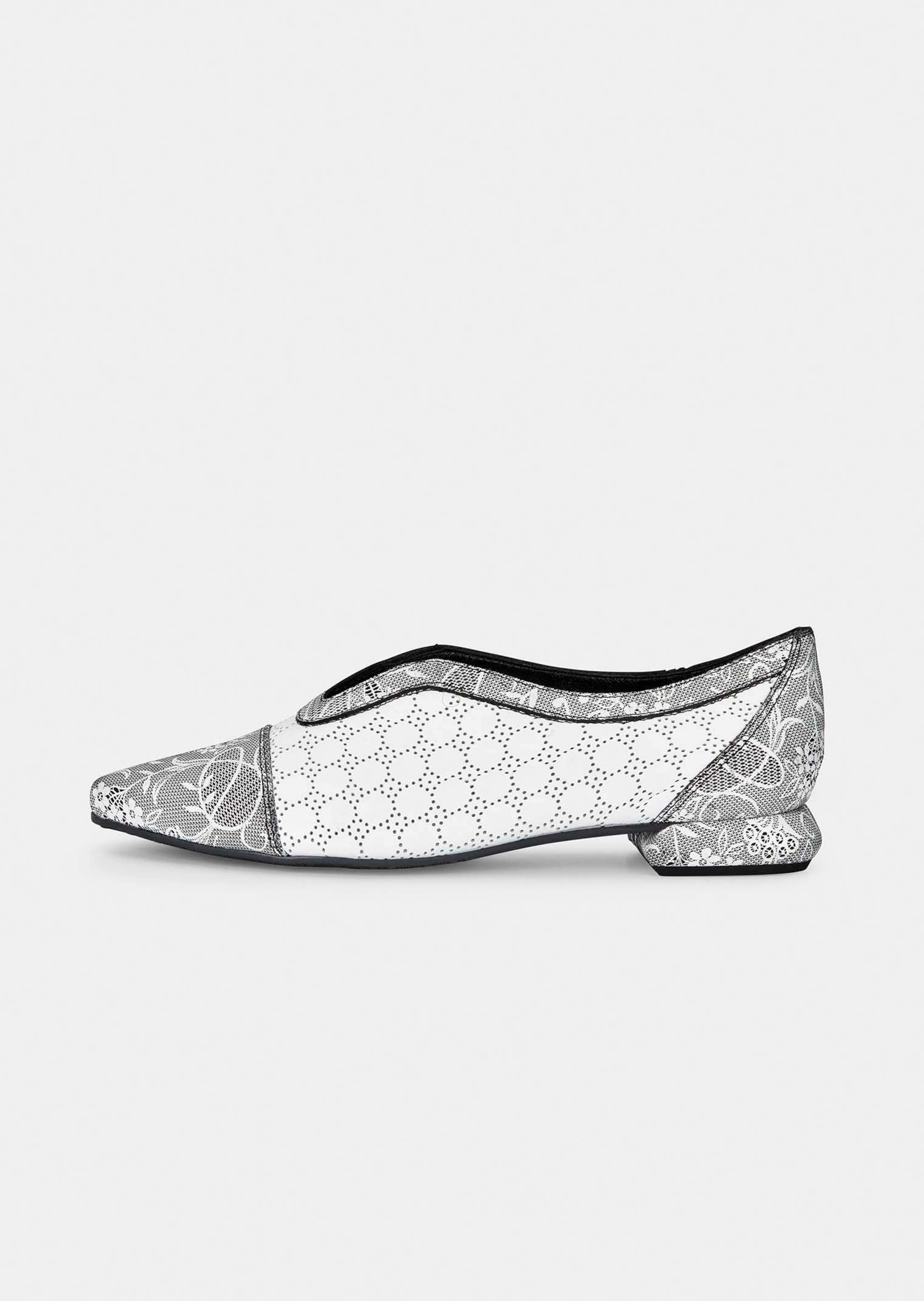 Slipper aus Leder mit Blumenornamenten
