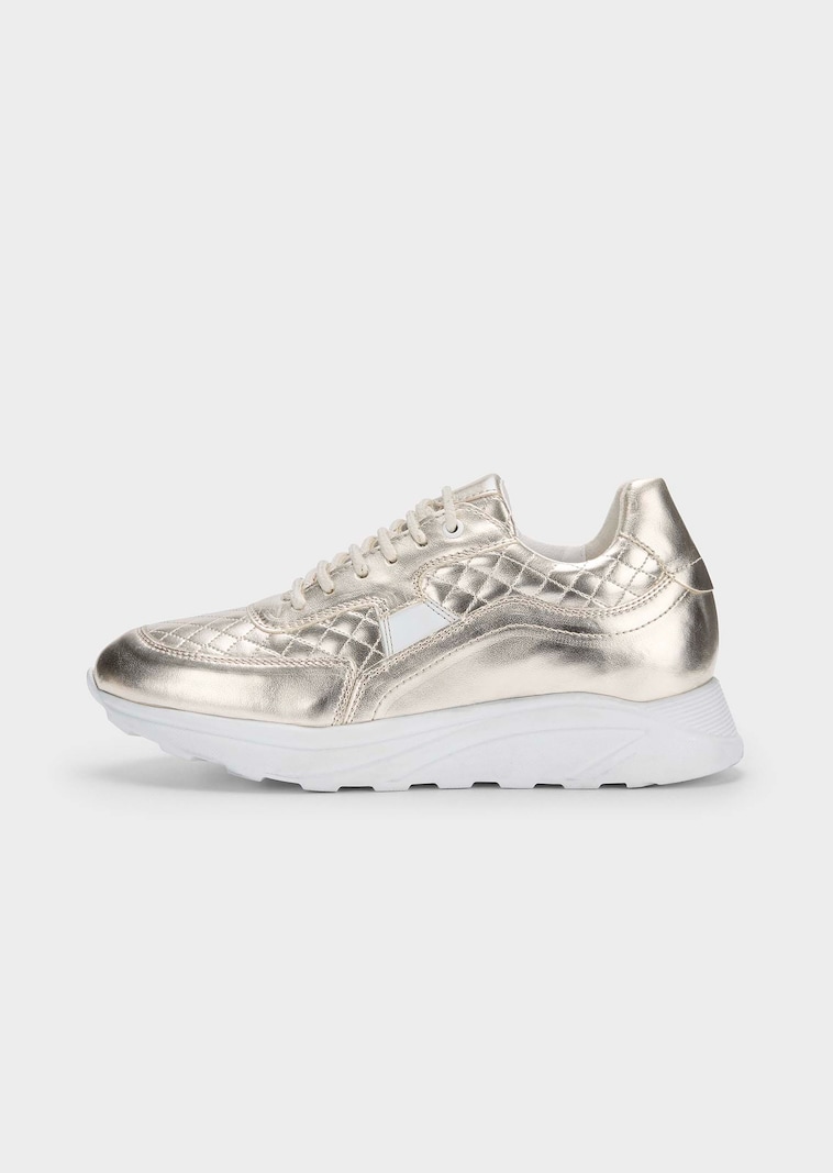 Goldfarbener Sneaker mit sportiver Perforierung.