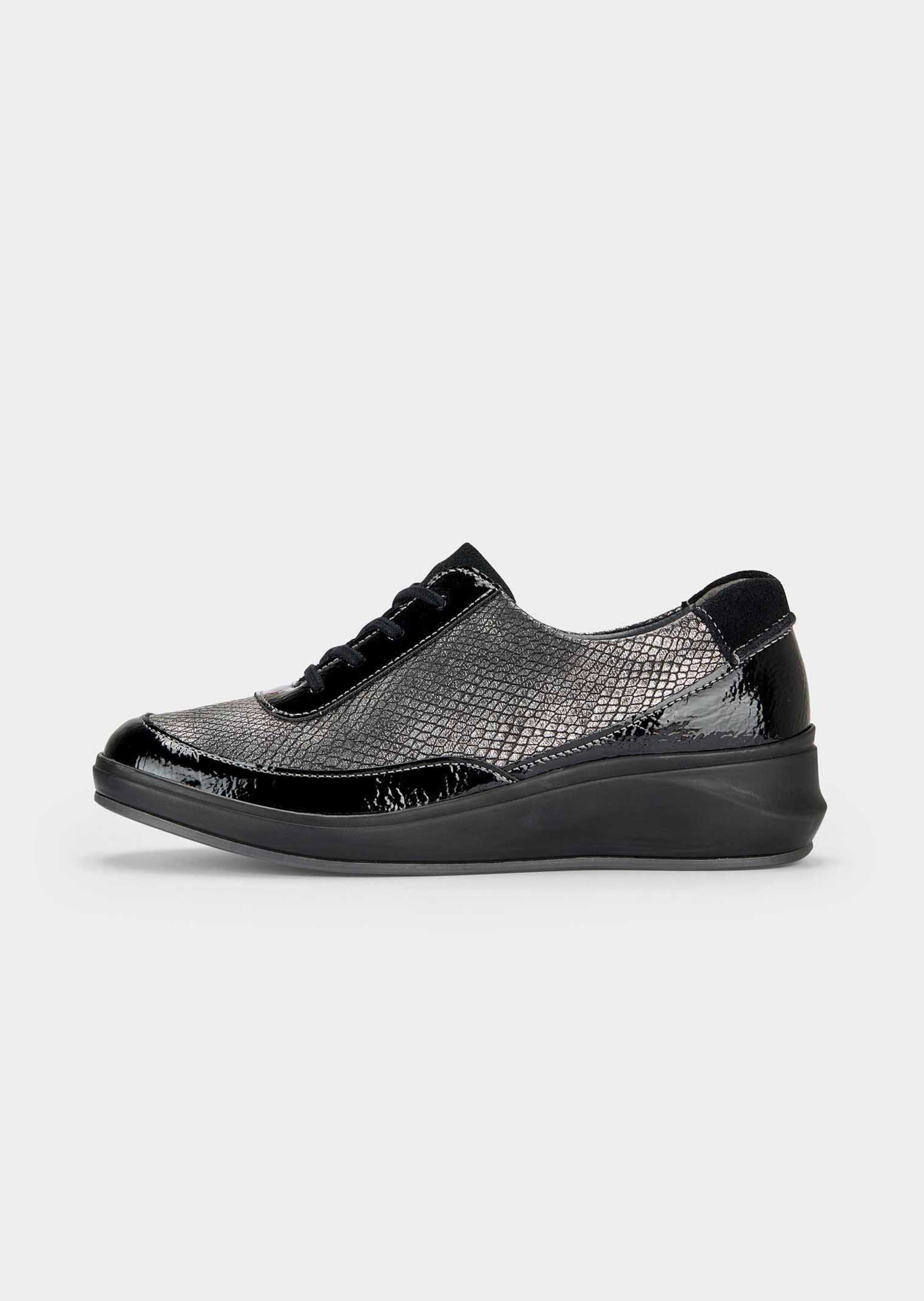 Chaussures à lacets aux détails vernis
