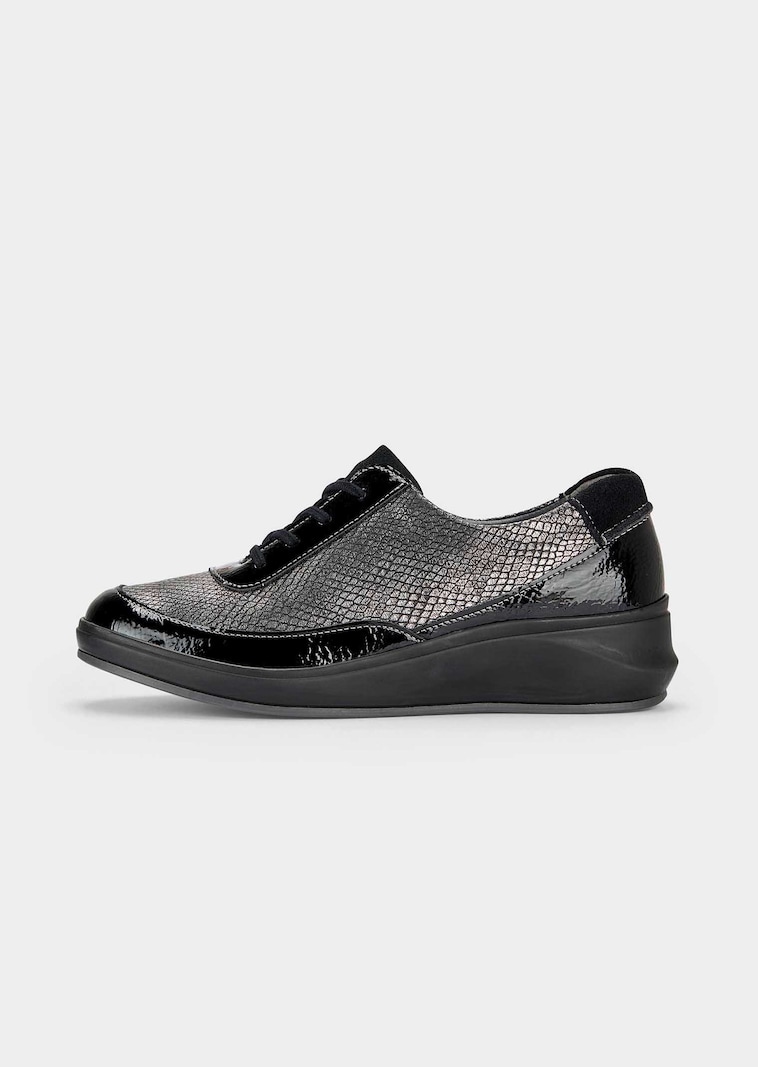 Schnürschuhe mit Lack-Akzenten