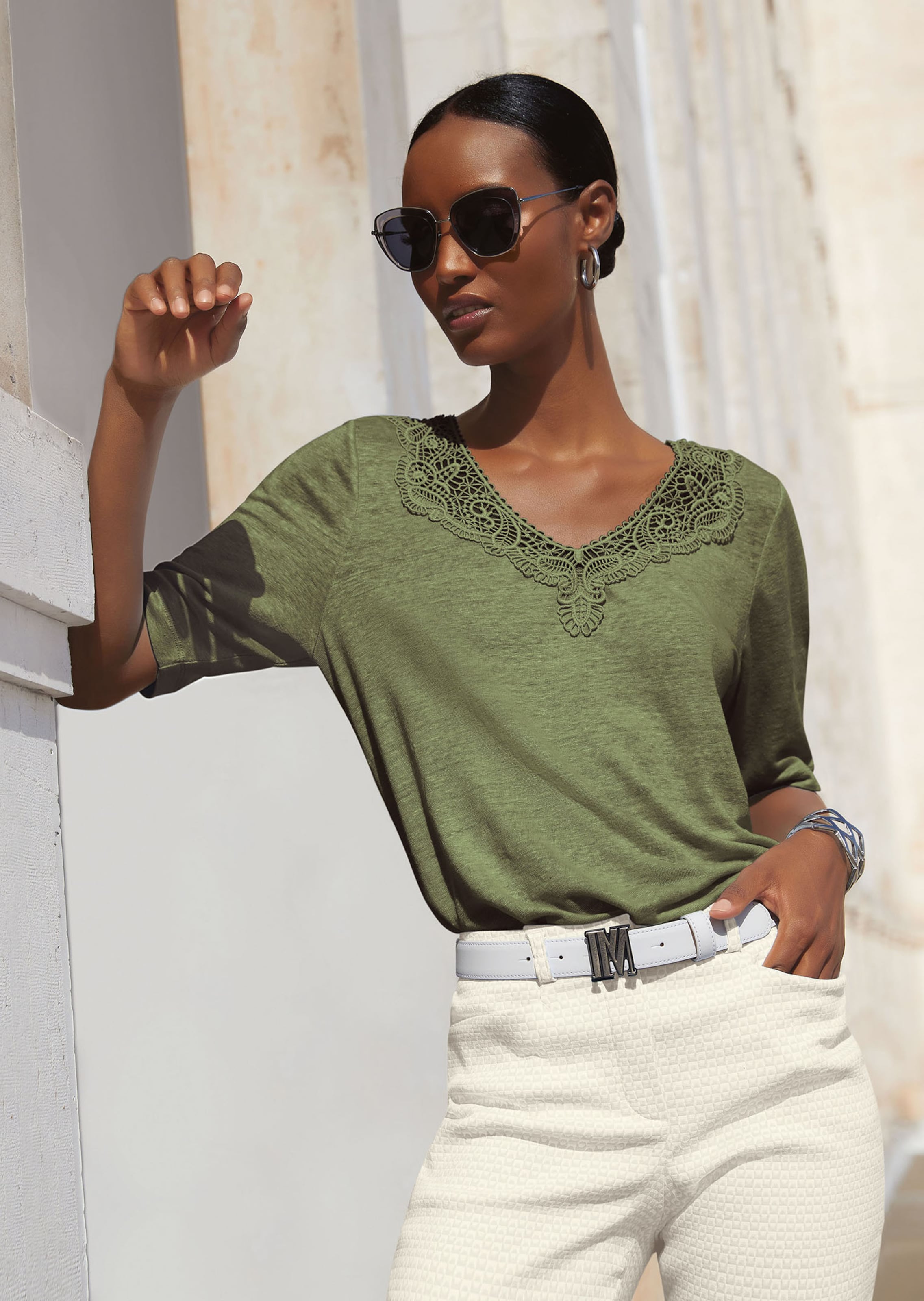 Short-sleeve linen top with lace
