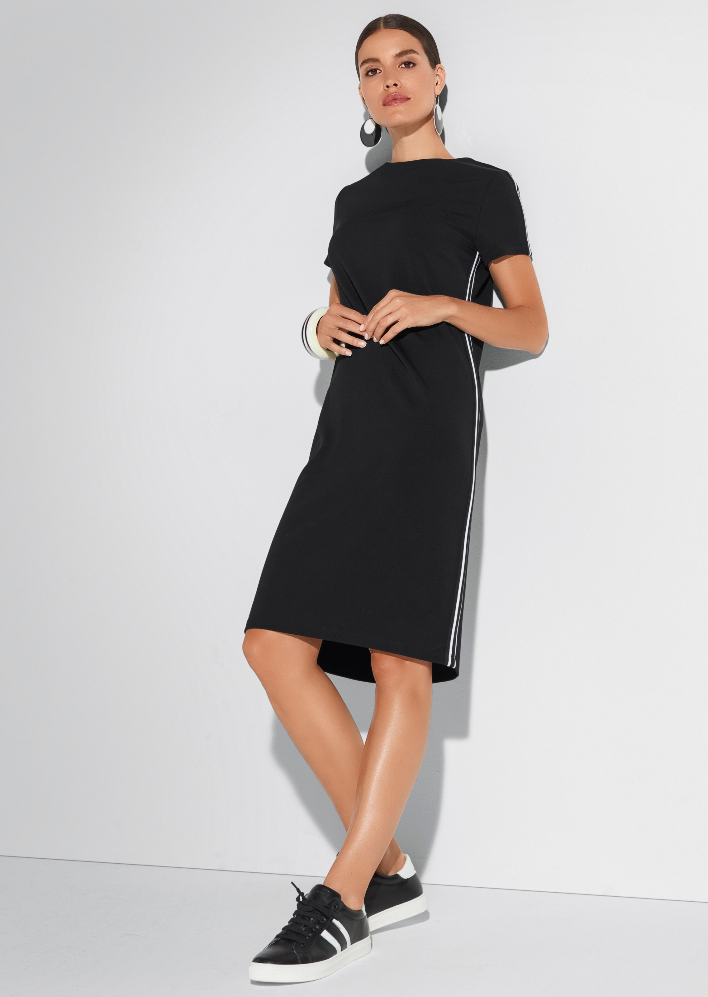 Sportives Kleid mit Kontraststreifen