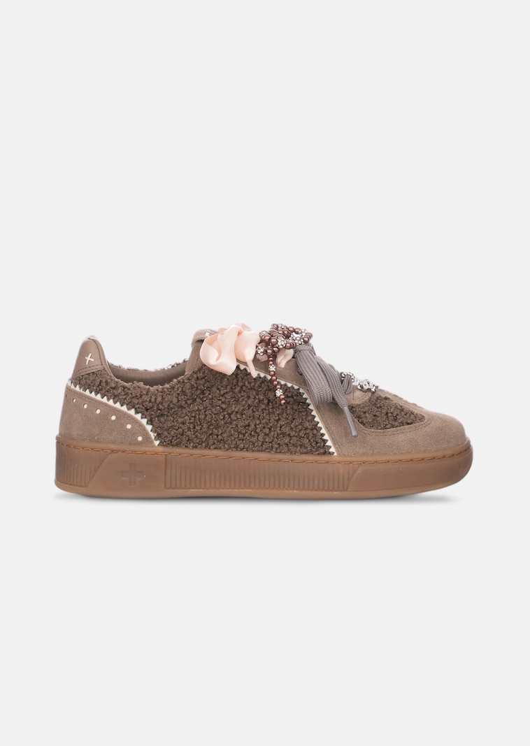 Sneaker aus Veloursleder mit Teddyfell