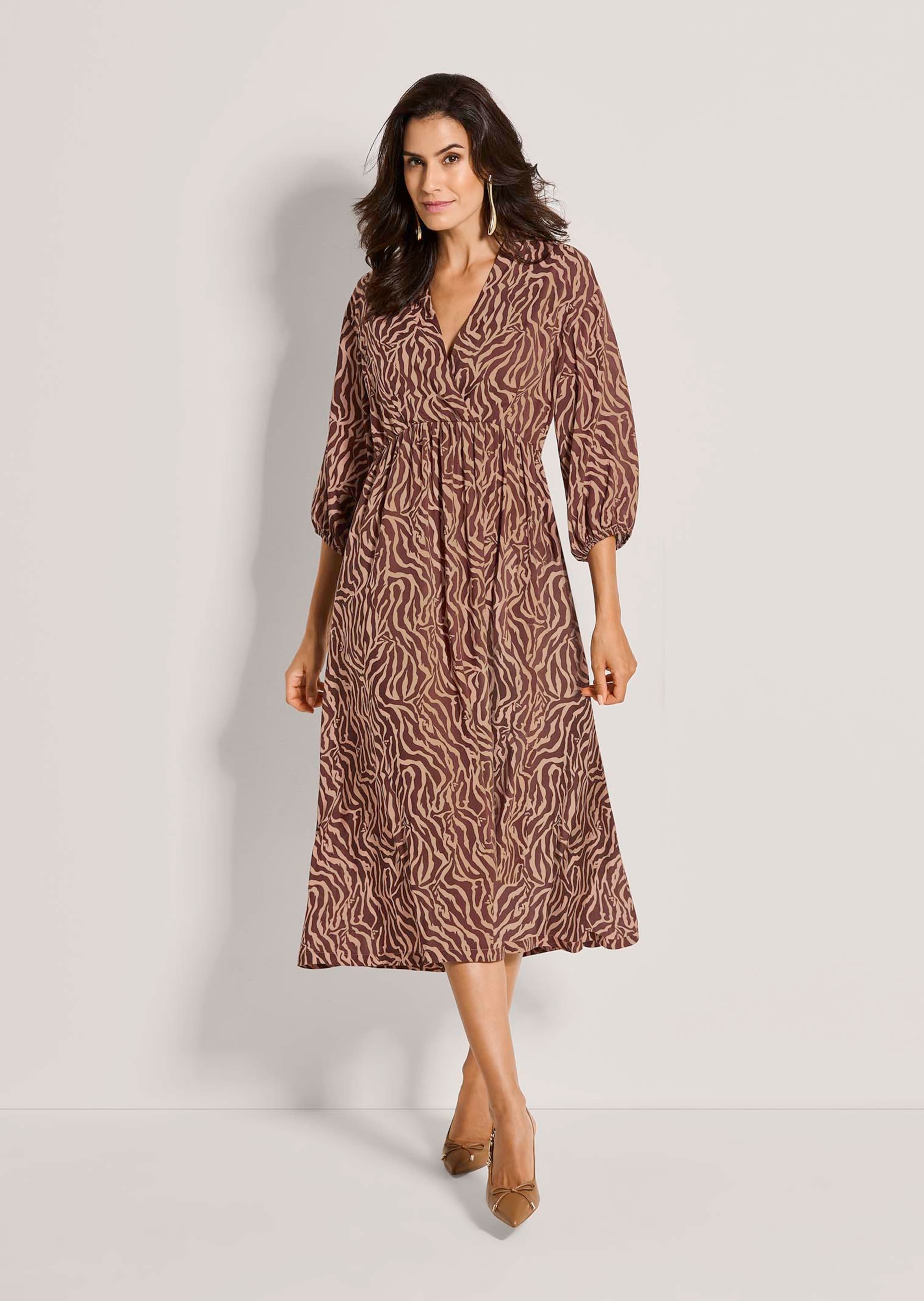 Kleid in Wickeloptik mit Zebra-Muster