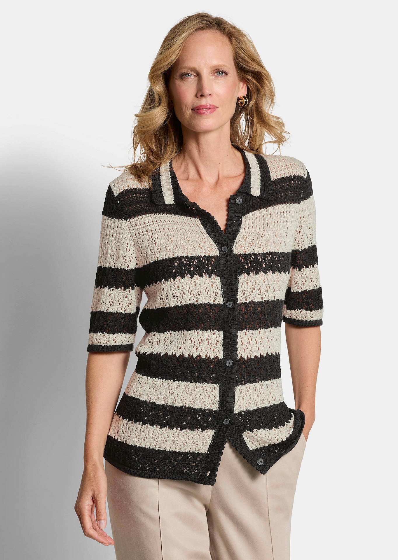 Gestreifte Strickjacke mit Lochmuster