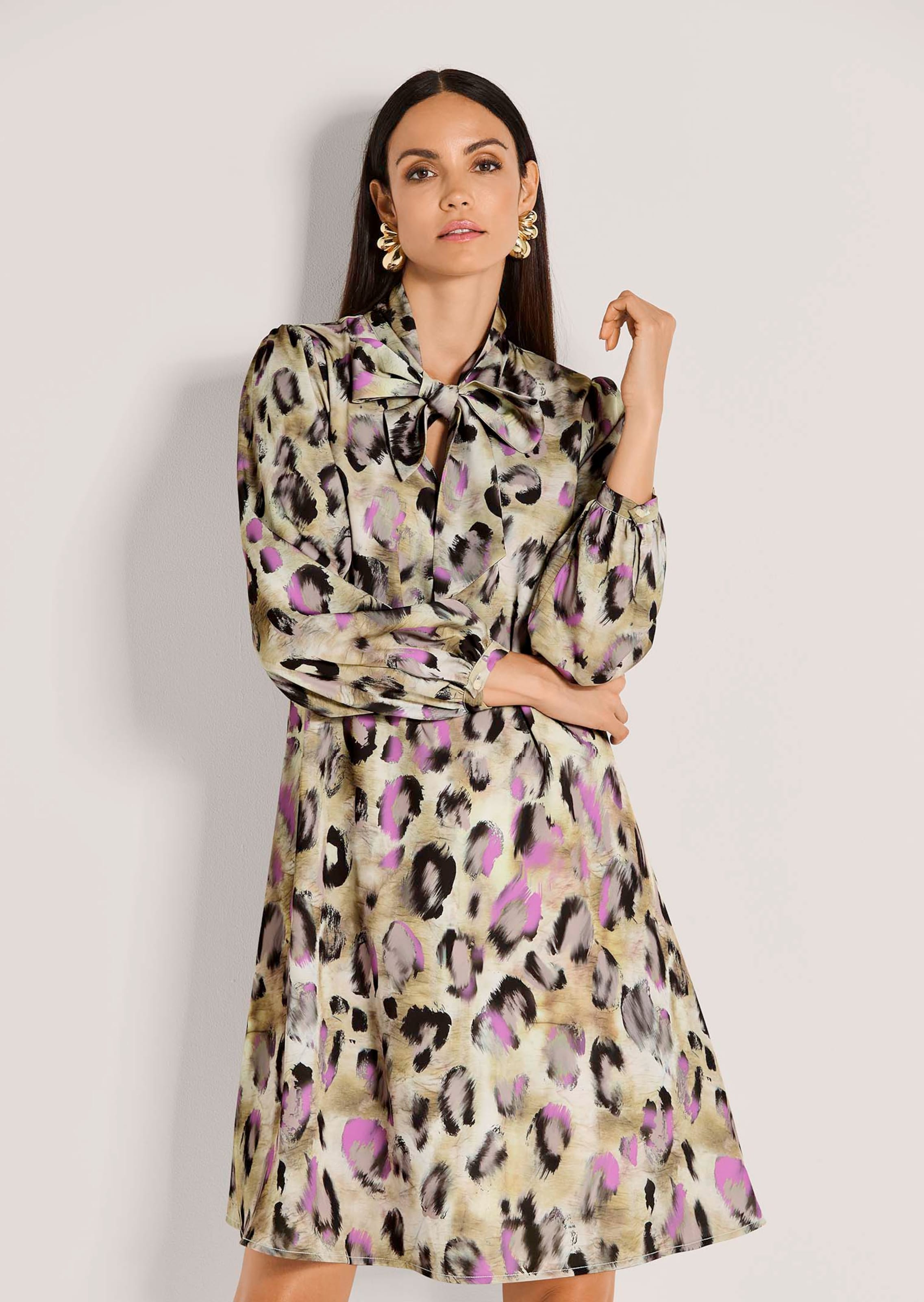 Robe trapèze avec lavallière