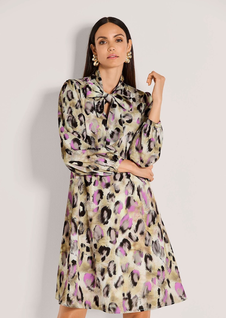 Robe trapèze avec lavallière