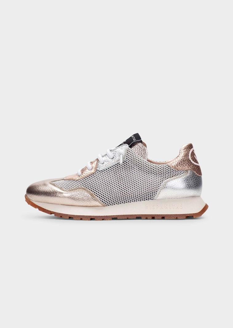 Sneaker im Materialmix