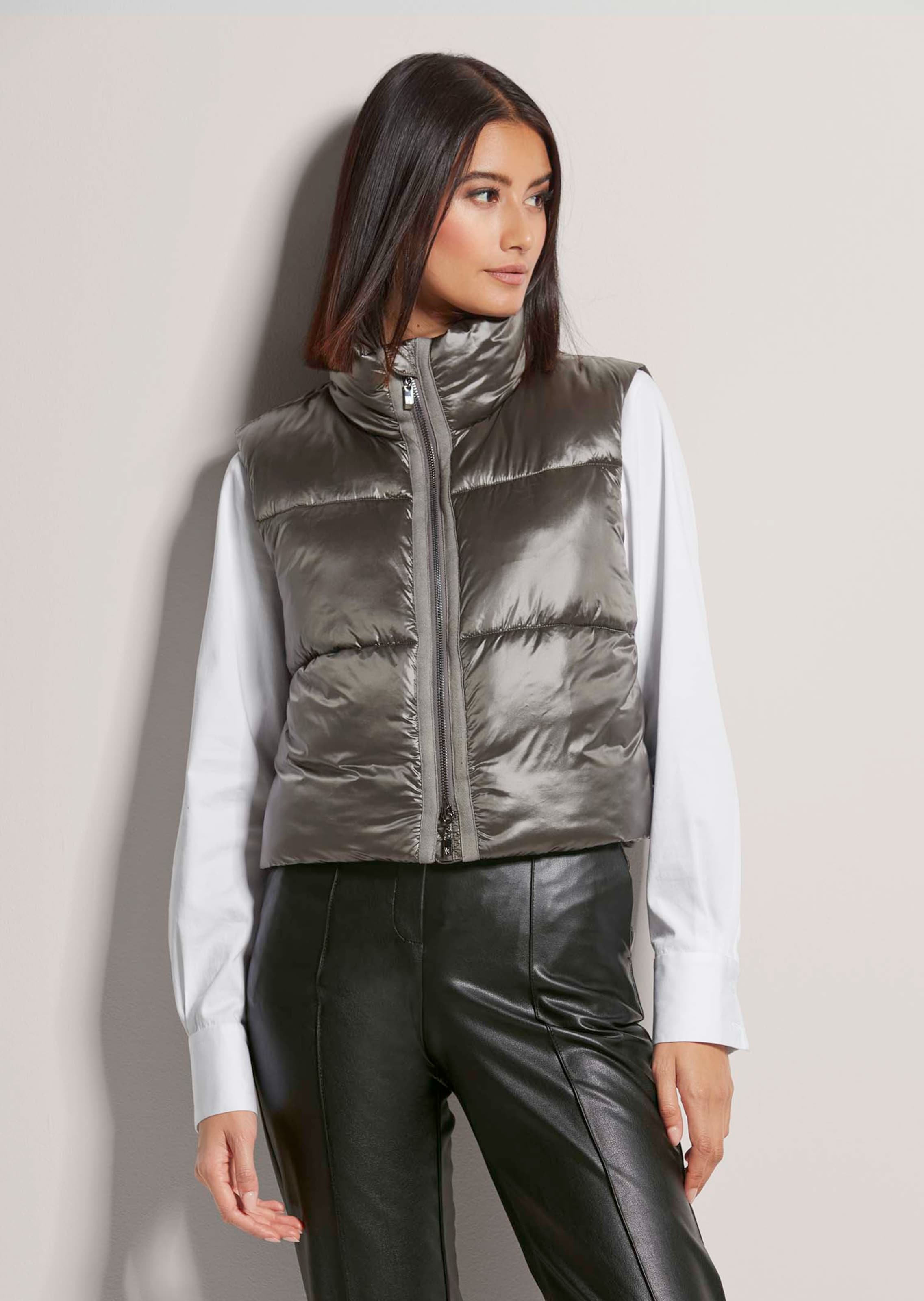 Verkürzte Steppweste mit Metallic-Effekt