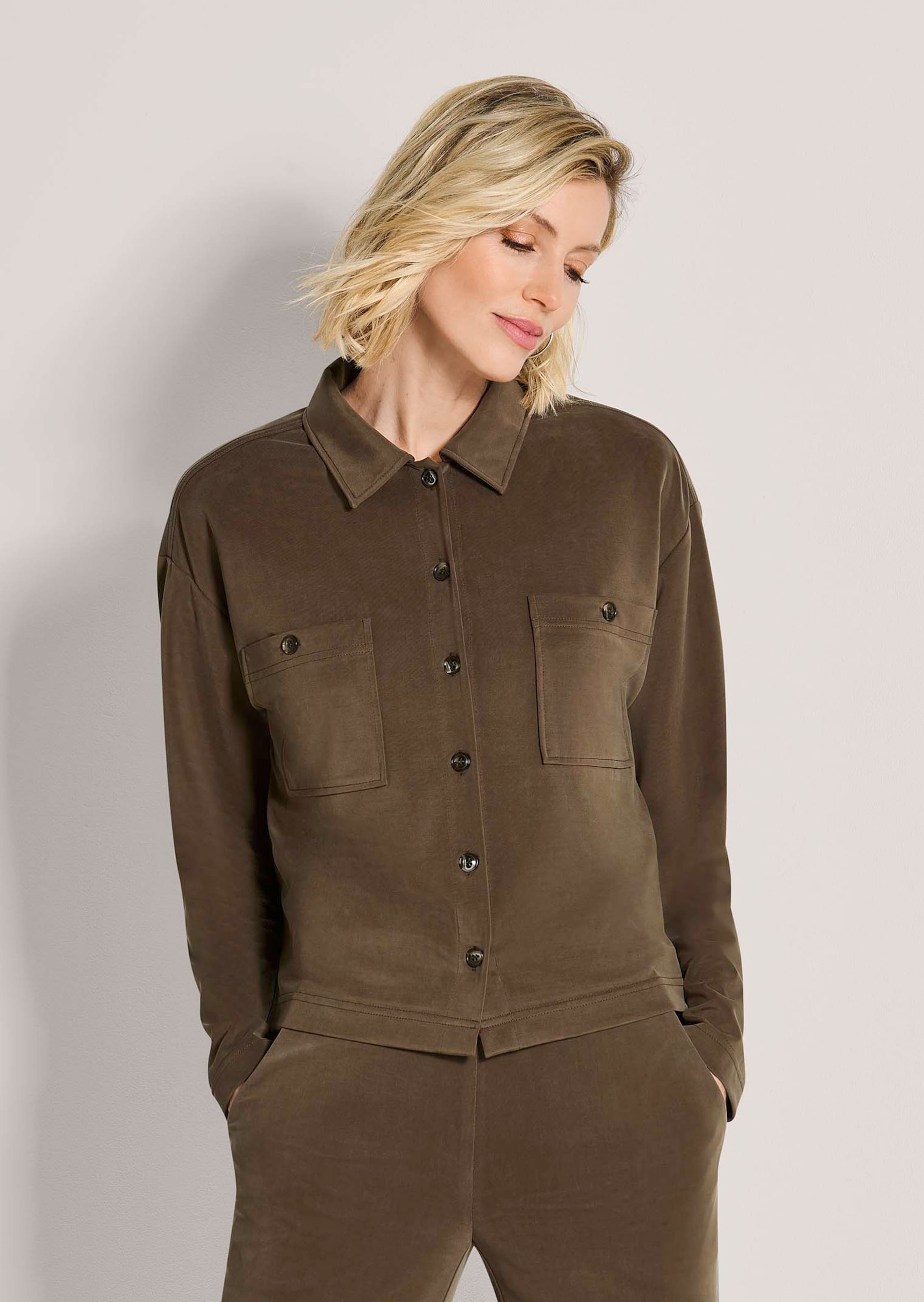 Oversize Hemdbluse mit aufgesetzten Taschen