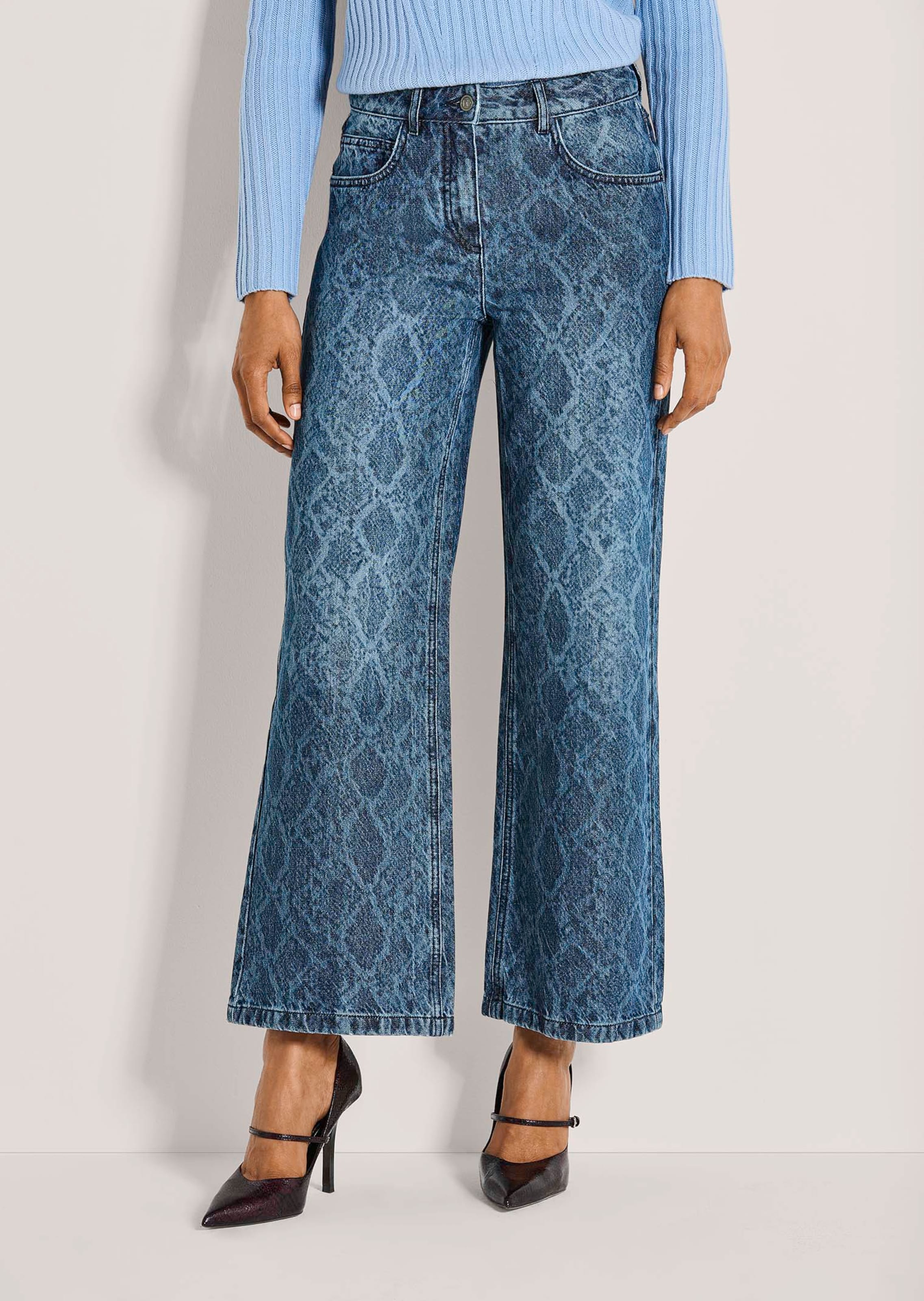 Weite Jeans mit Allover-Print