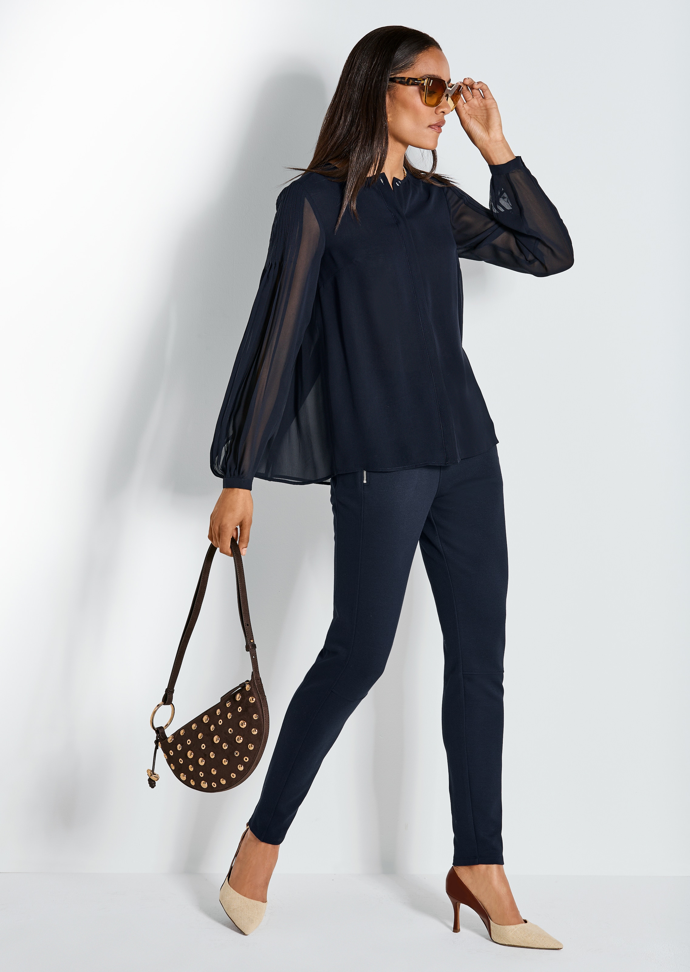 Rundhals-Bluse mit Plissee-Akzenten