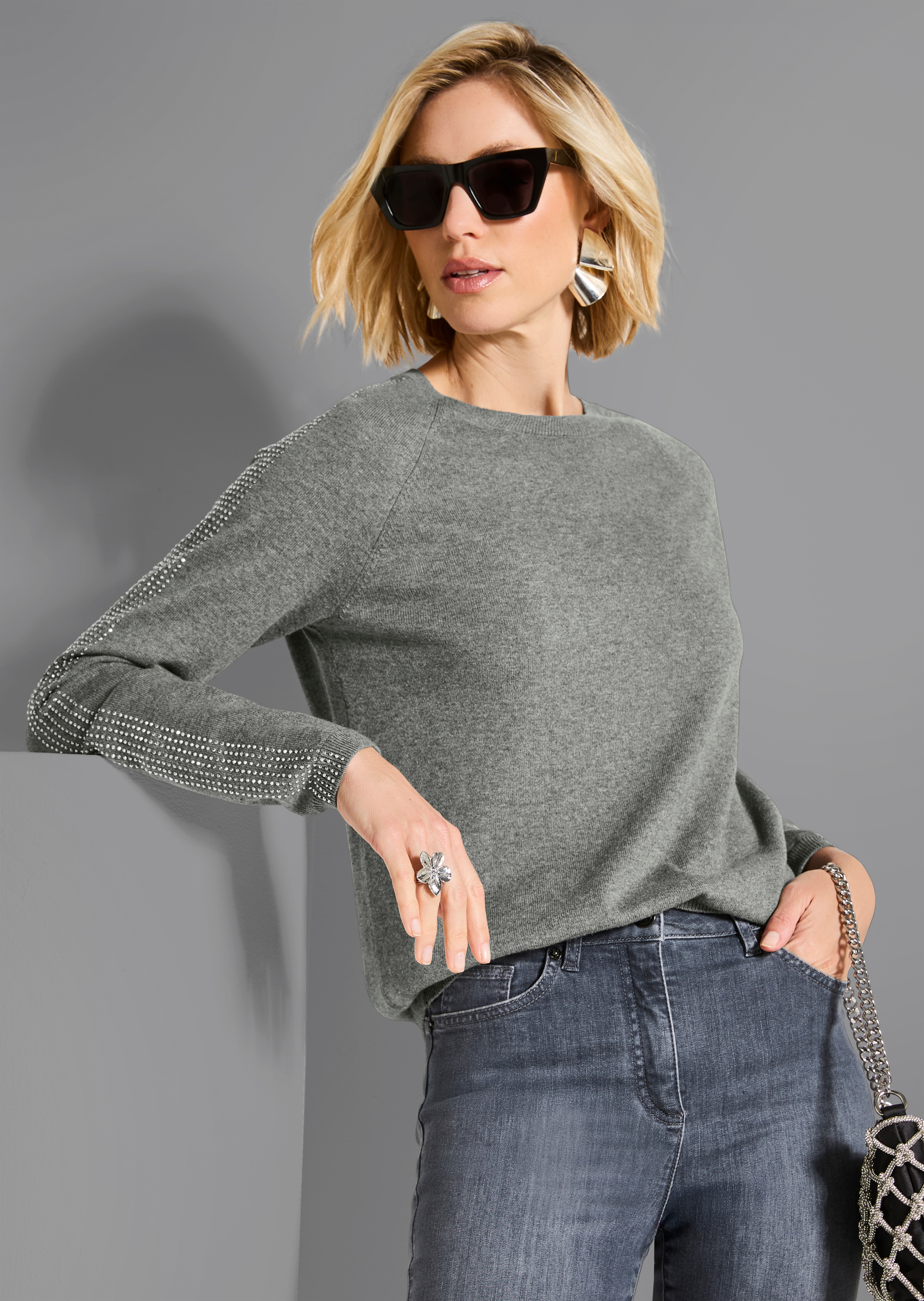 Pull orné de strass