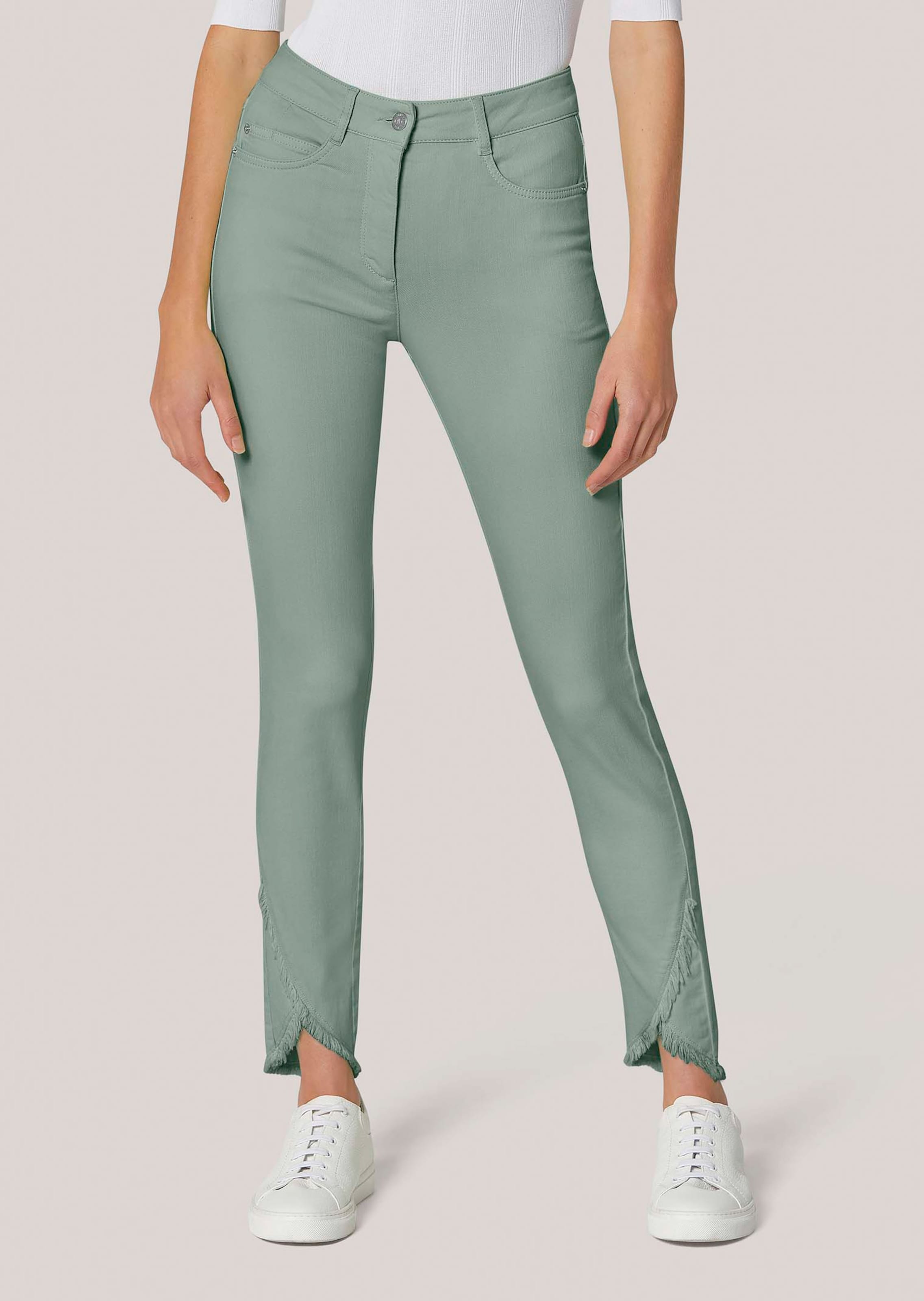 Schlanke Jeans mit Fransensaum