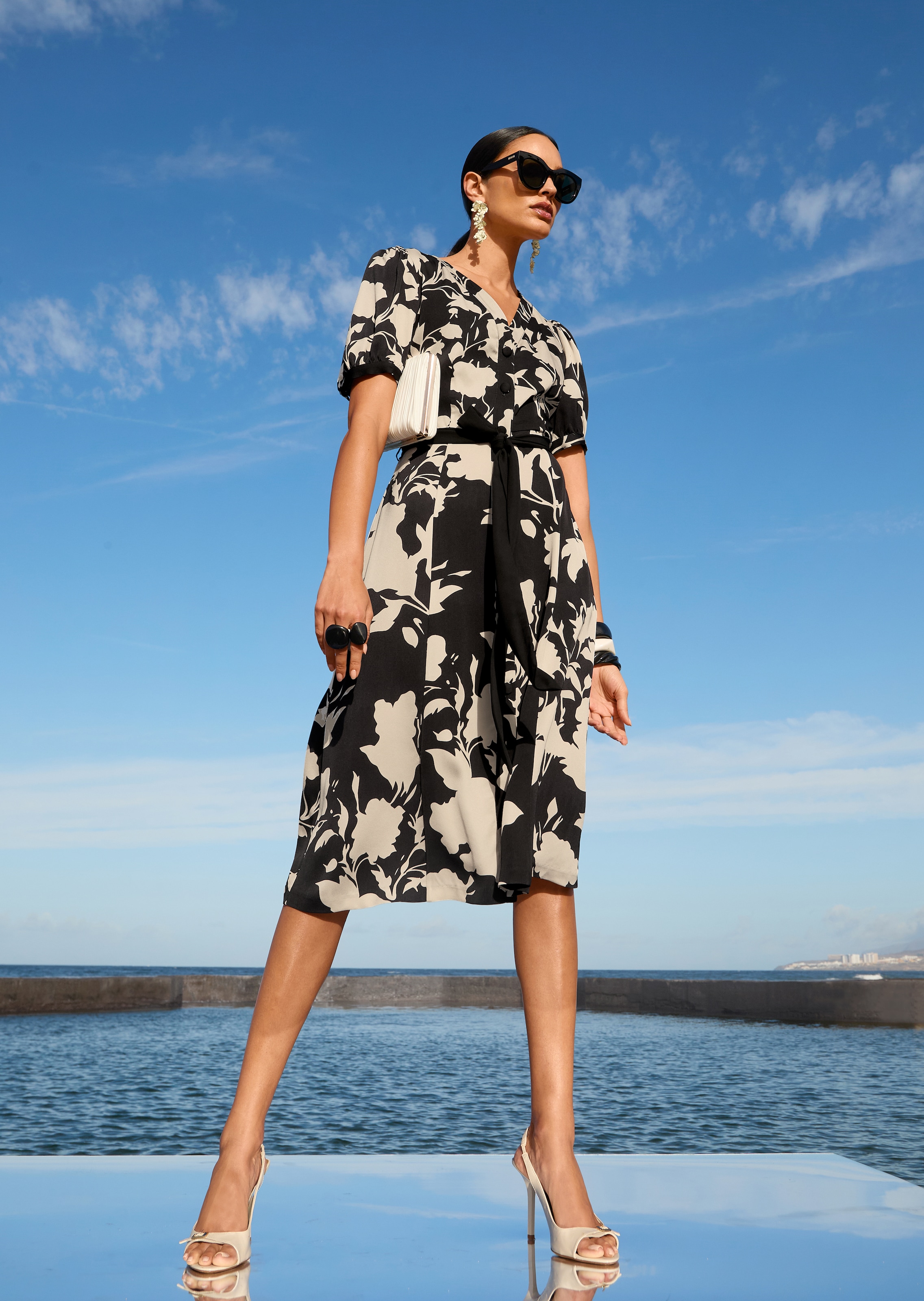 Midikleid mit floralem Print und Bindegürtel