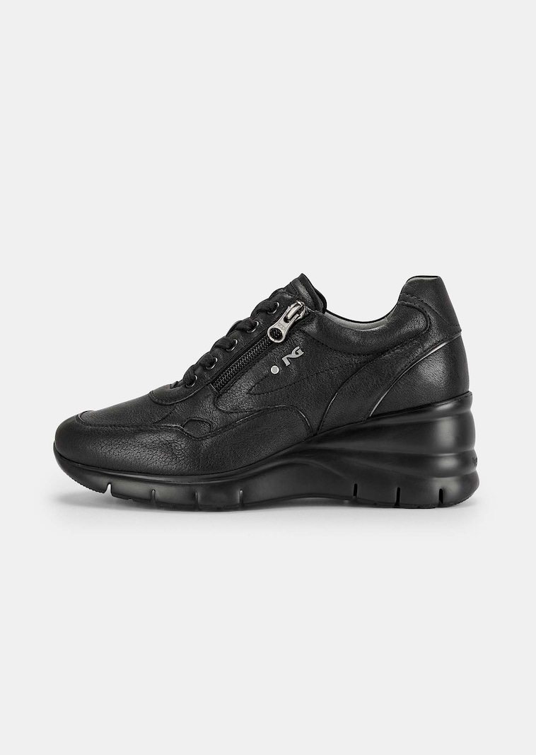 Sneaker mit integriertem Keilabsatz