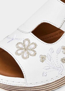 Leren sandaaltjes met bloemenmotief thumbnail 3