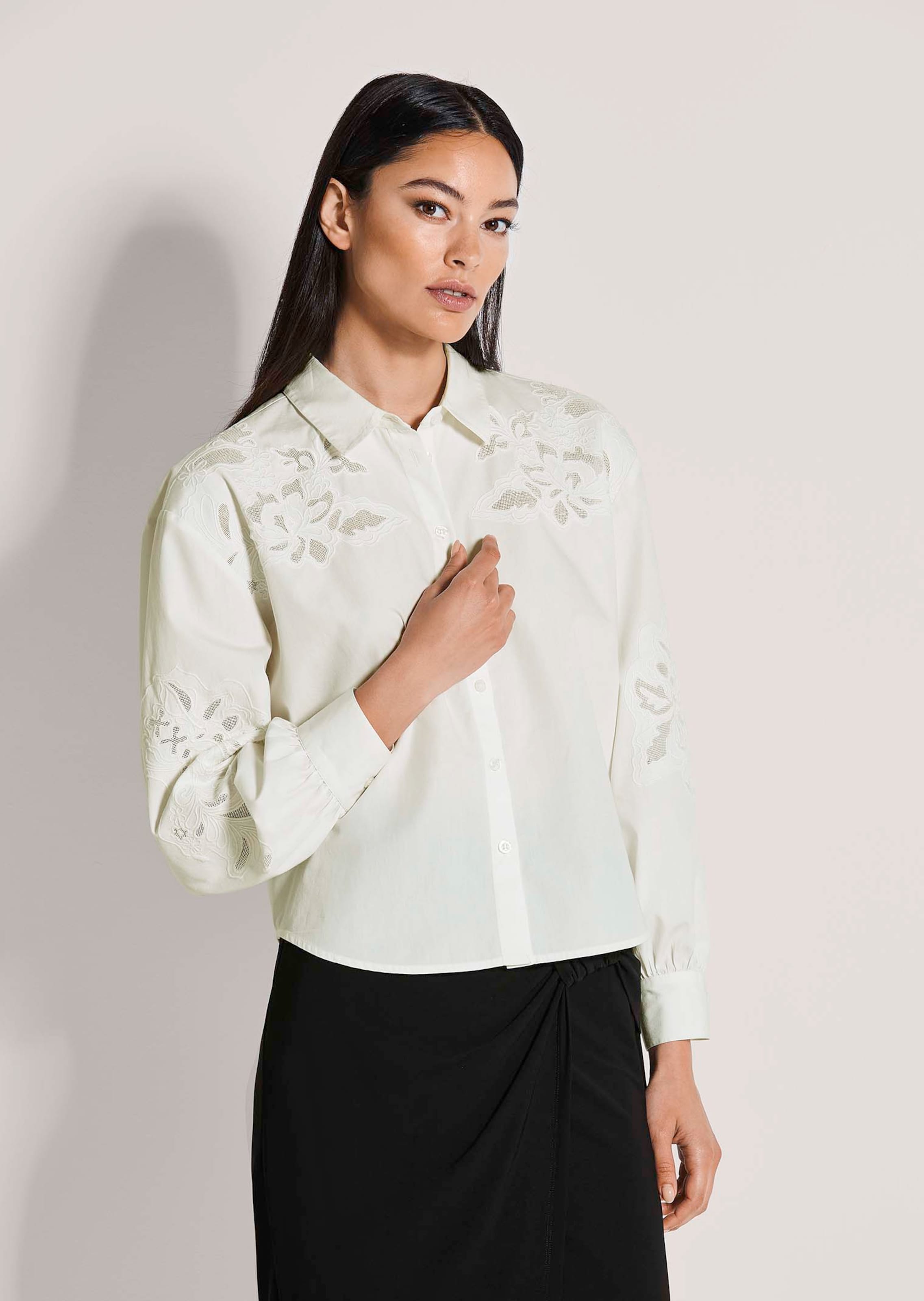 Hemdbluse mit Spitzeneinsätzen