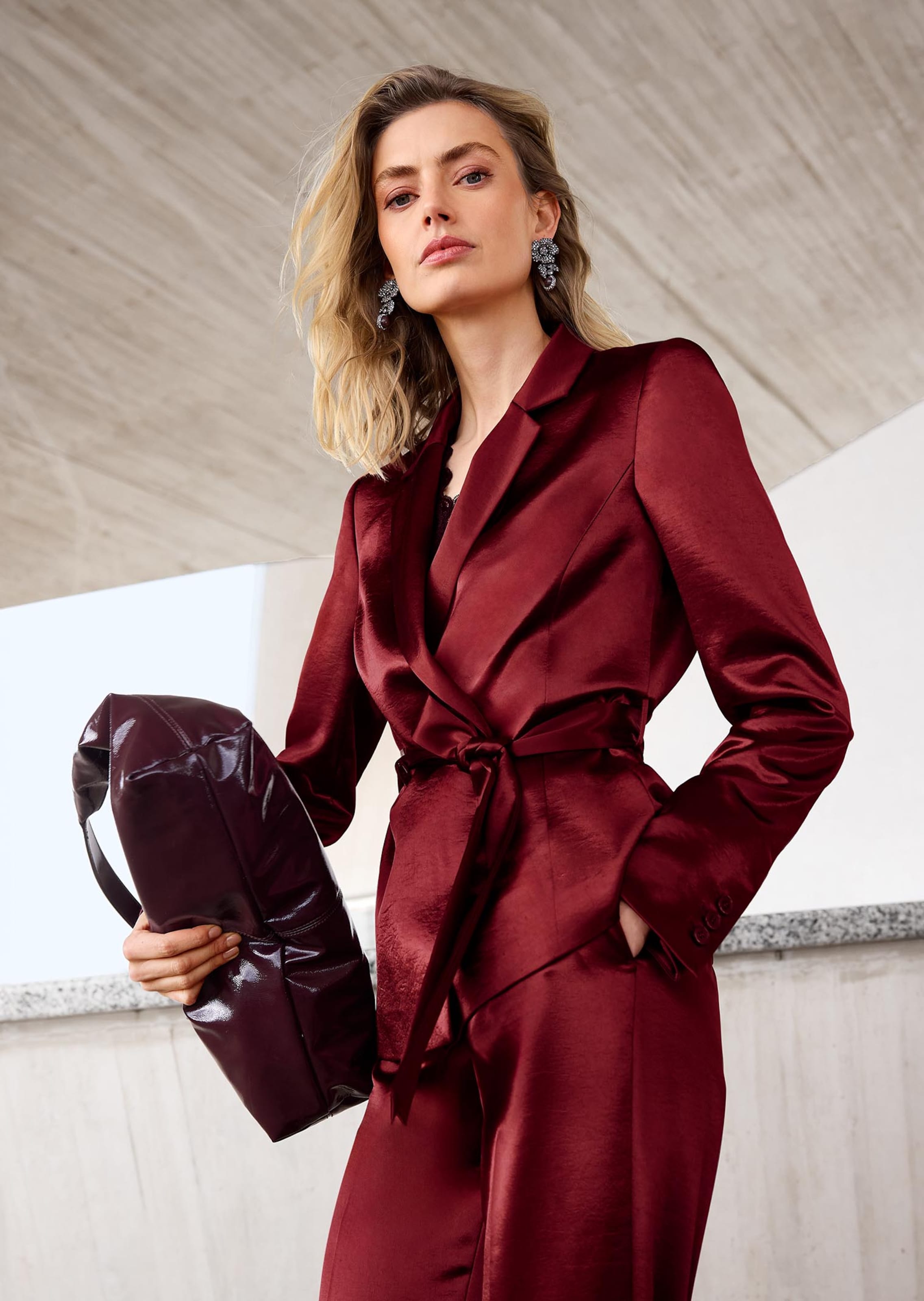 Blazer chic en satin avec lien à nouer