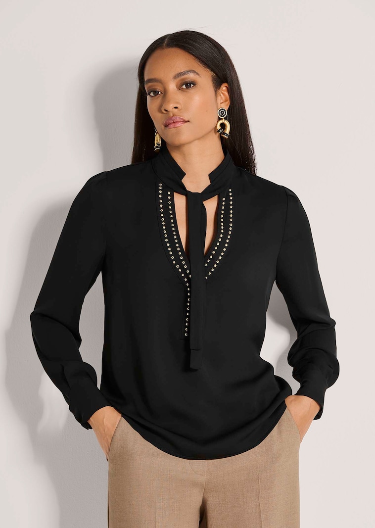 Bluse mit Nietenbesatz und Bindeband