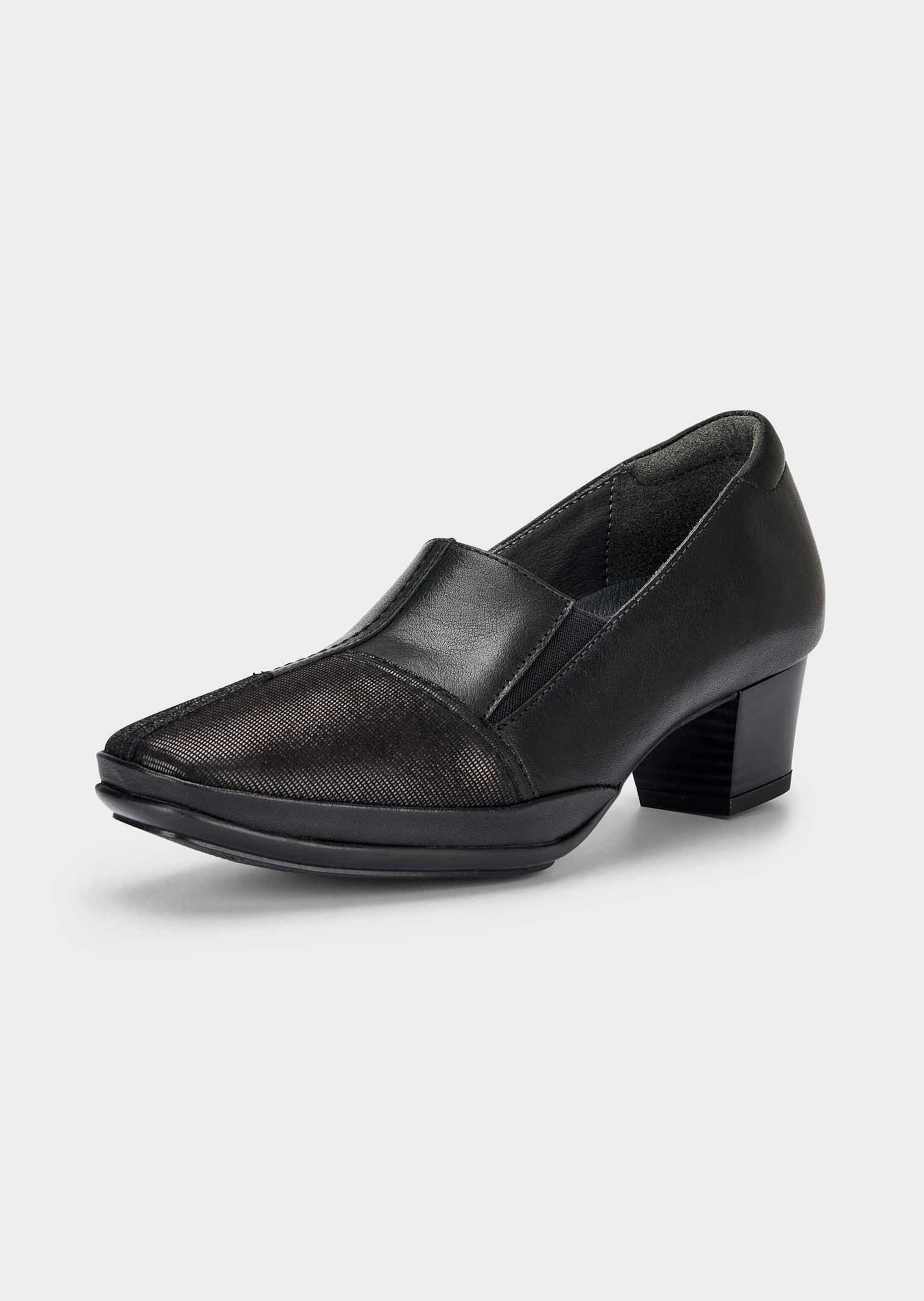 Pumps mit Ziernähten