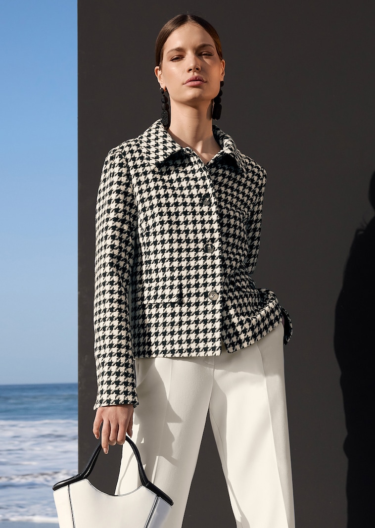 Short blazer with dogtooth pattern