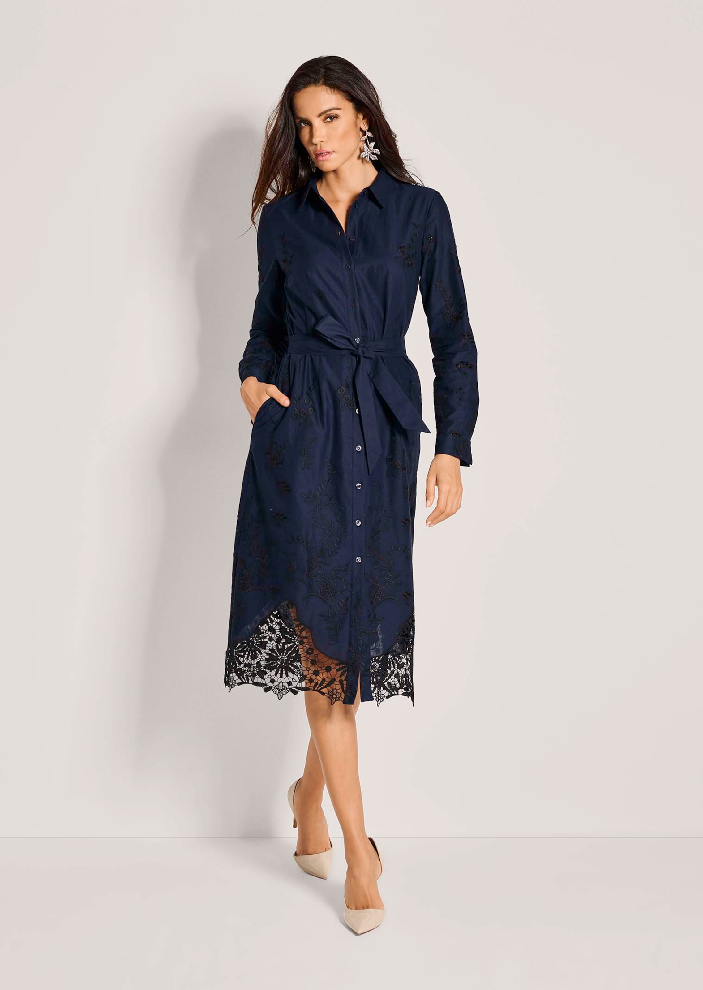 Besticktes Hemdblusenkleid mit Spitze