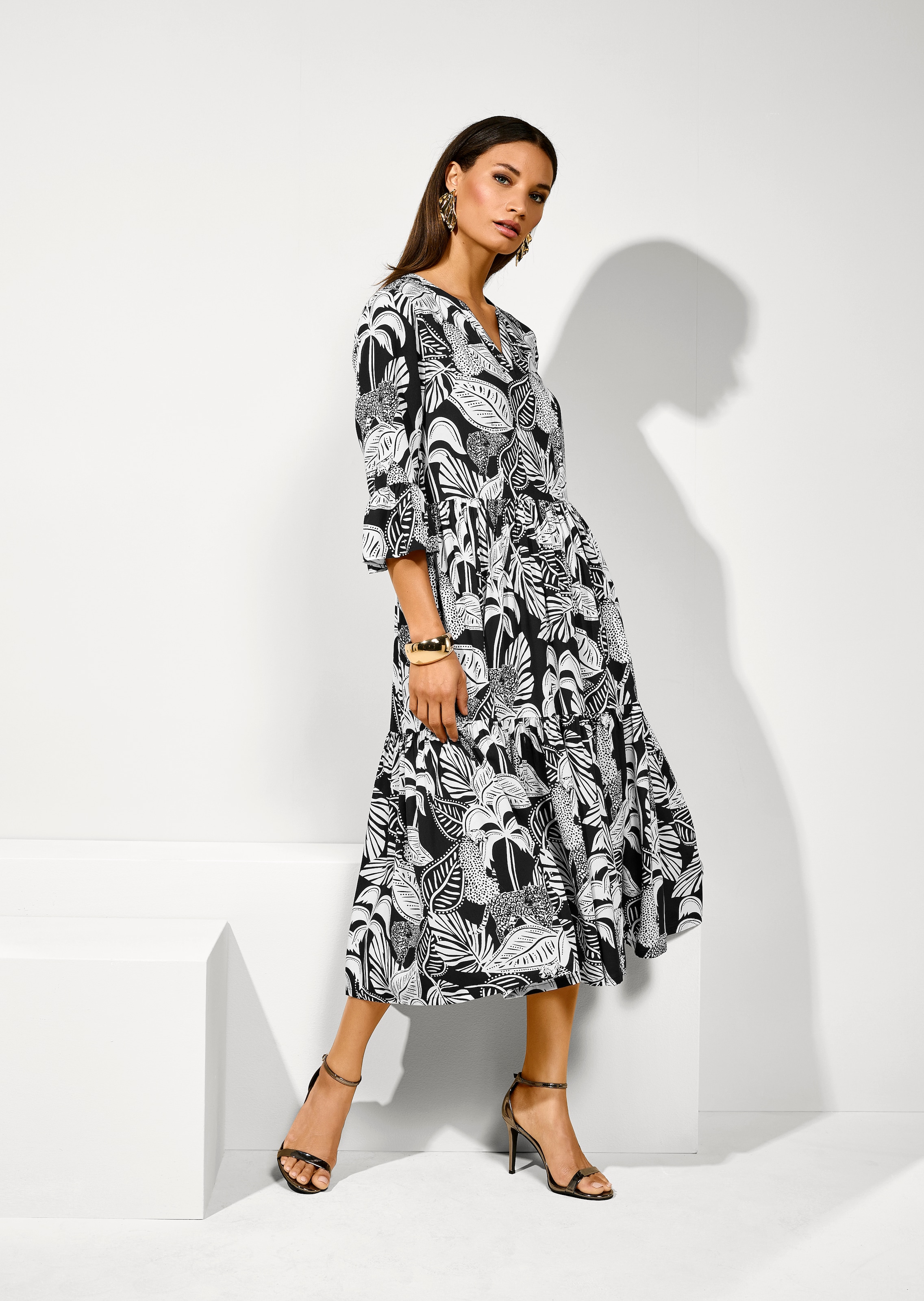 Kleid mit sommerlichem Print in leichter Viskosequalität