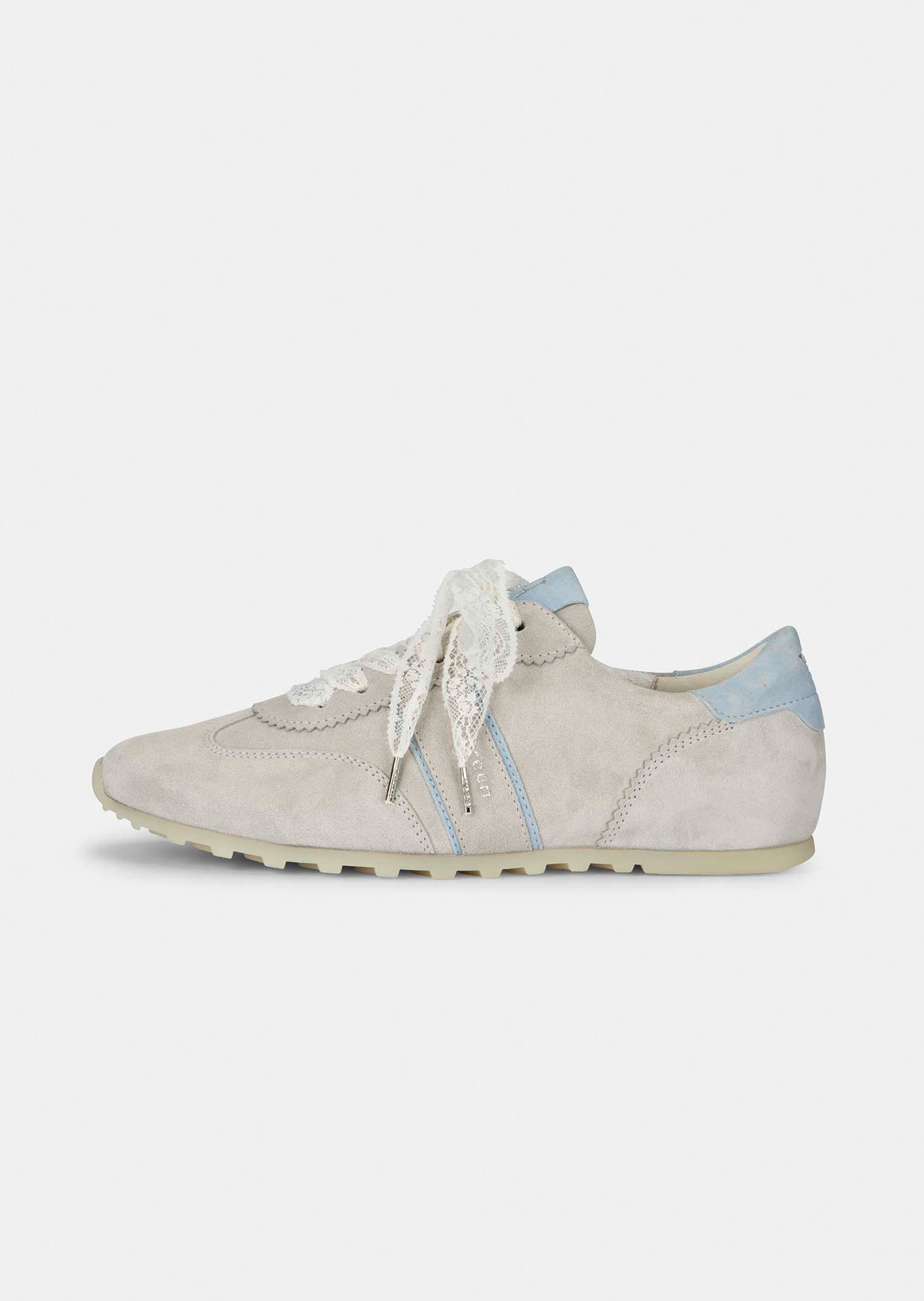 Sneaker aus Veloursleder mit breiten Schnürsenkeln