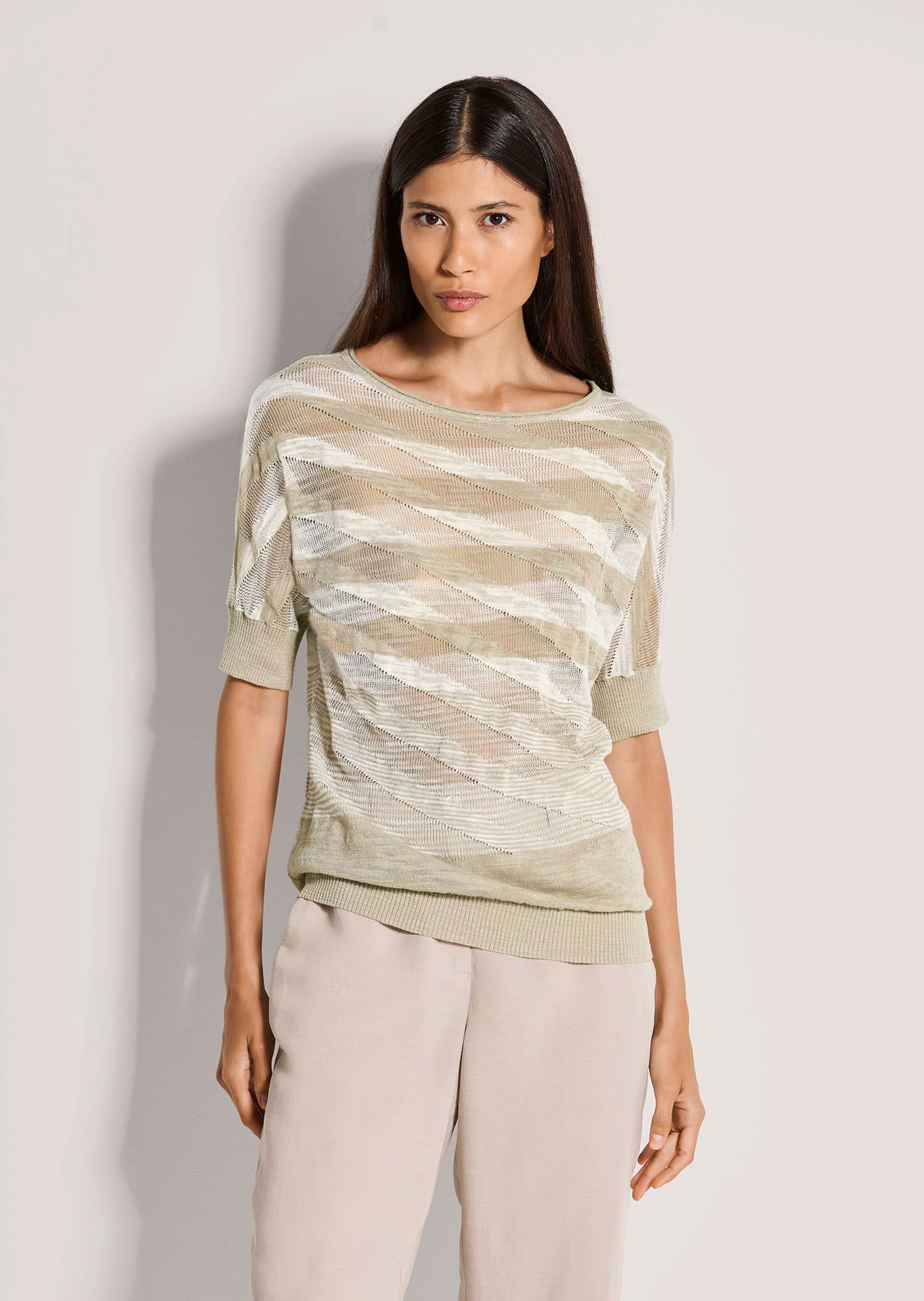 Leichter Ajourpullover mit Streifendessin