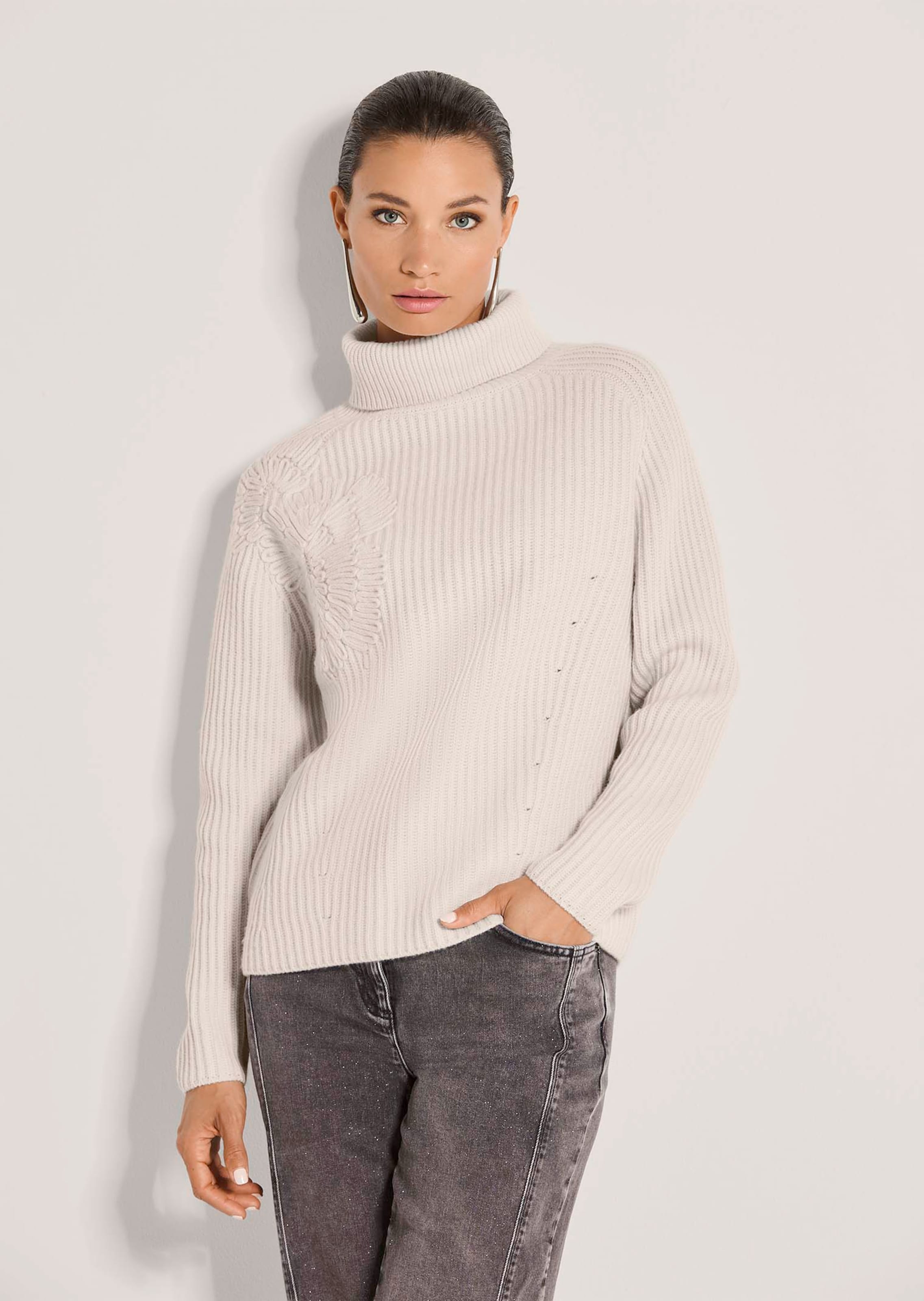 Rollkragen-Pullover mit charmanter Blütenstickerei
