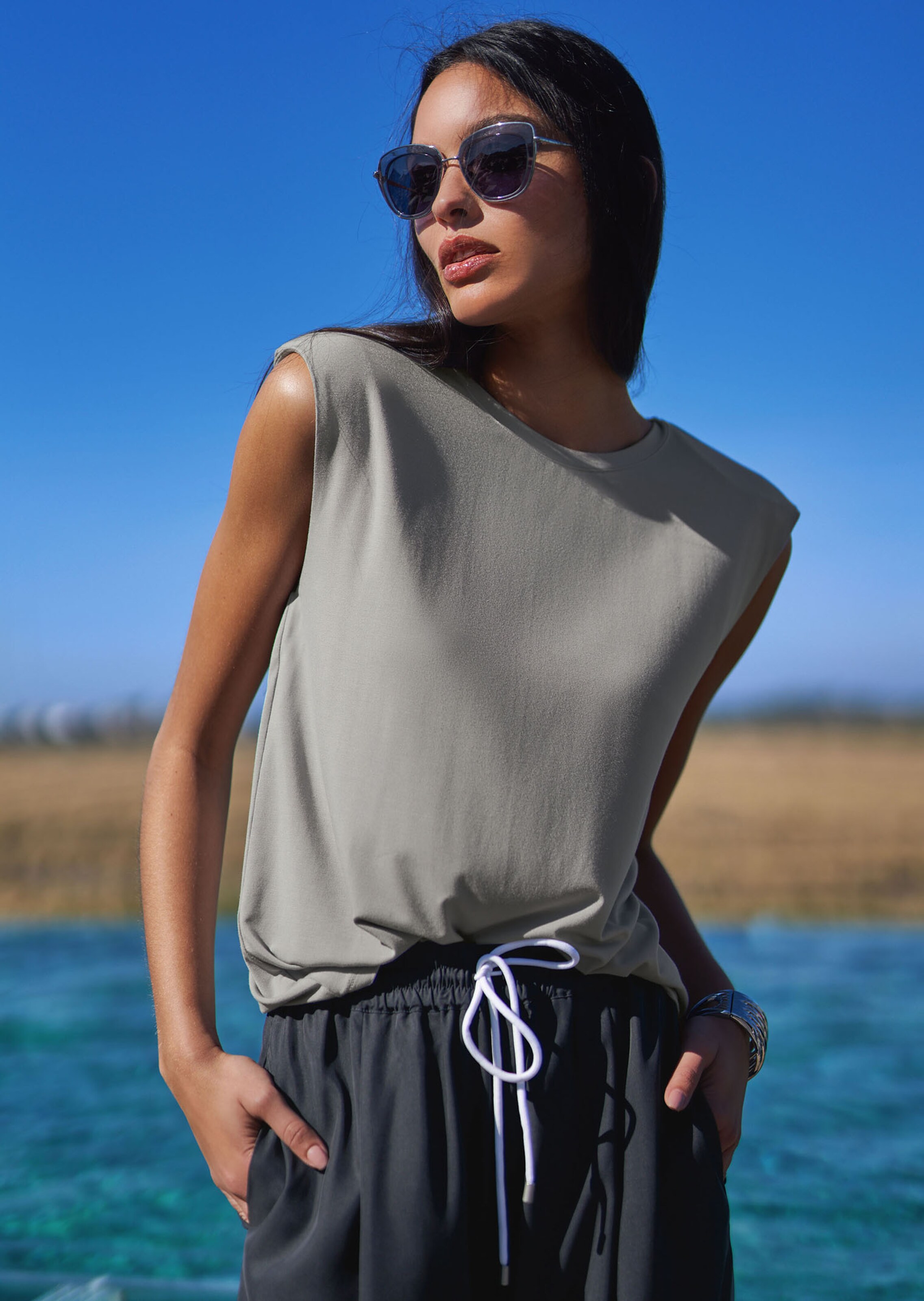 Sleeveless shirt with fashionable shoulder accentuation