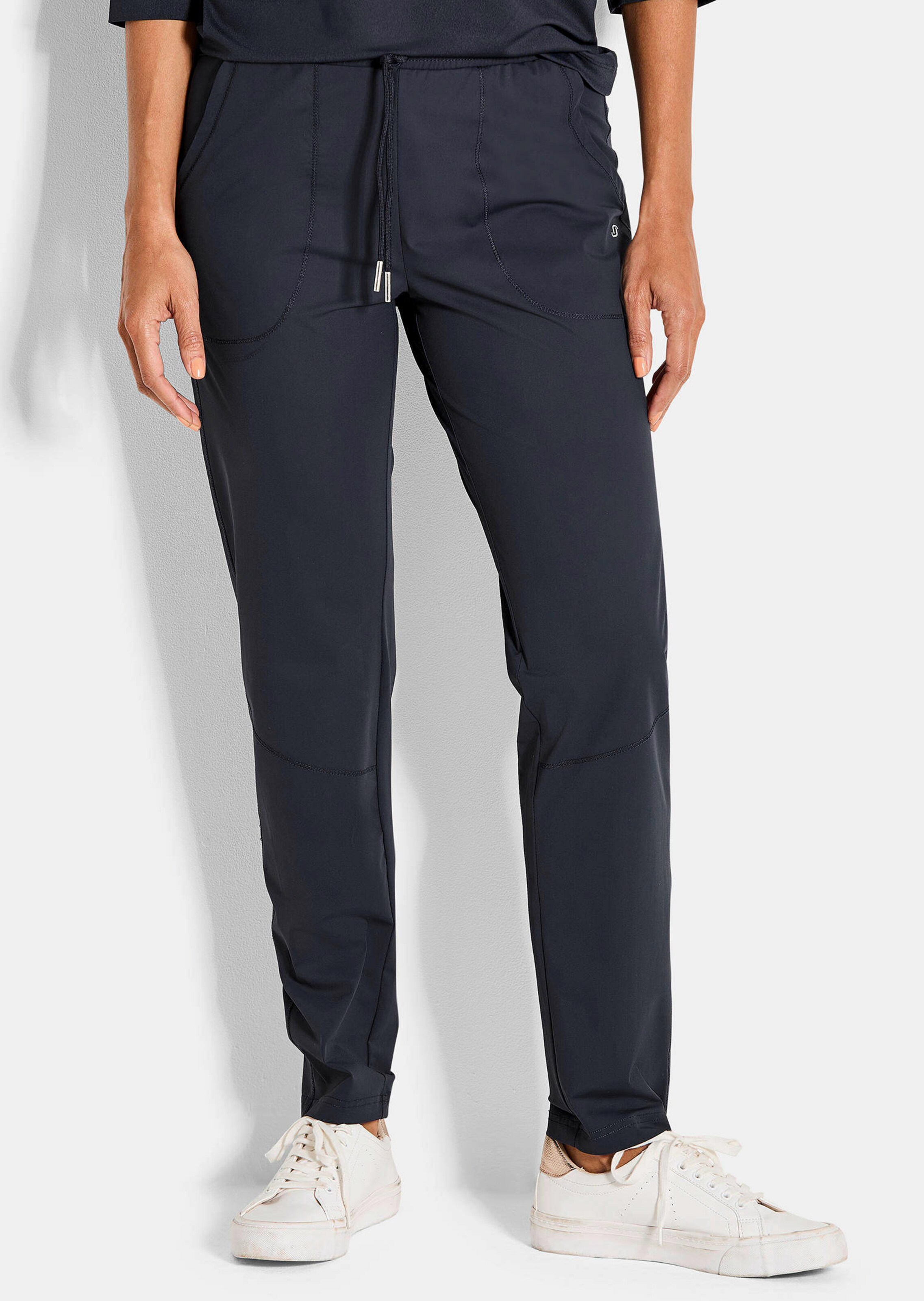 Pantalon de détente confectionnée dans une matière technique.