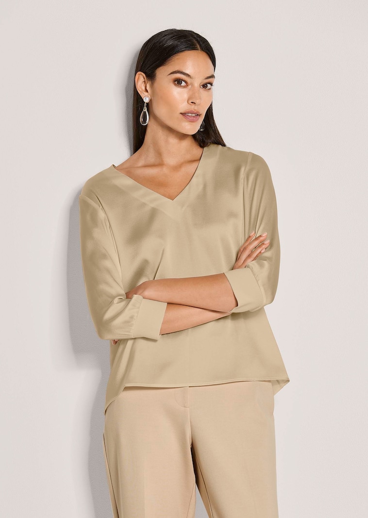 Blusenshirt aus Seidenstretch mit V-Ausschnitt