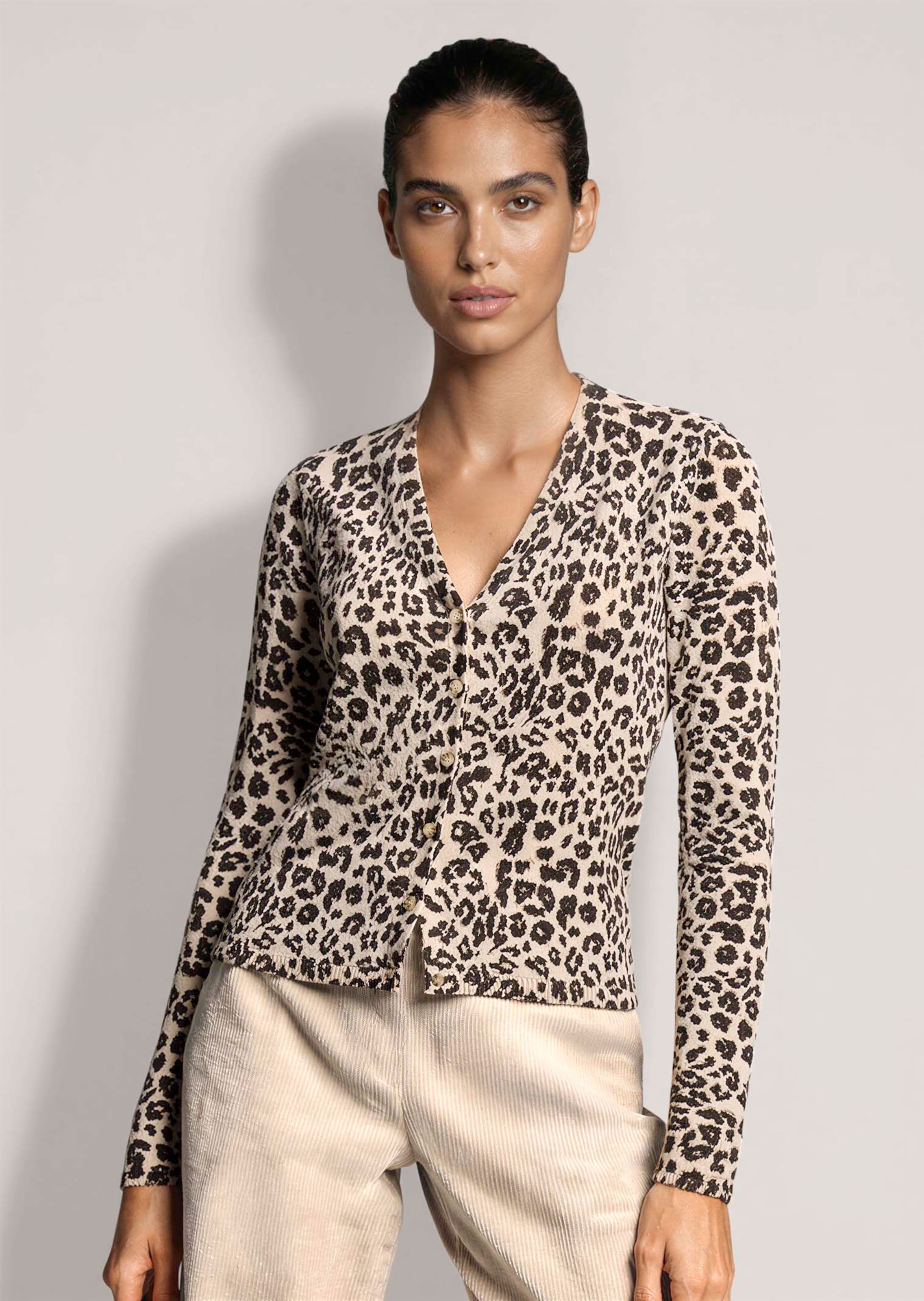 Kaschmir-Strickjacke mit Leo-Print und V-Ausschnitt