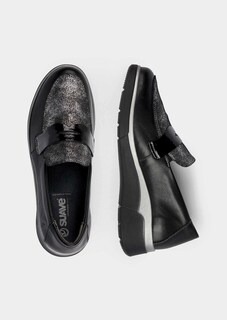 Schimmernde Slipper mit Lack-Akzenten thumbnail 2