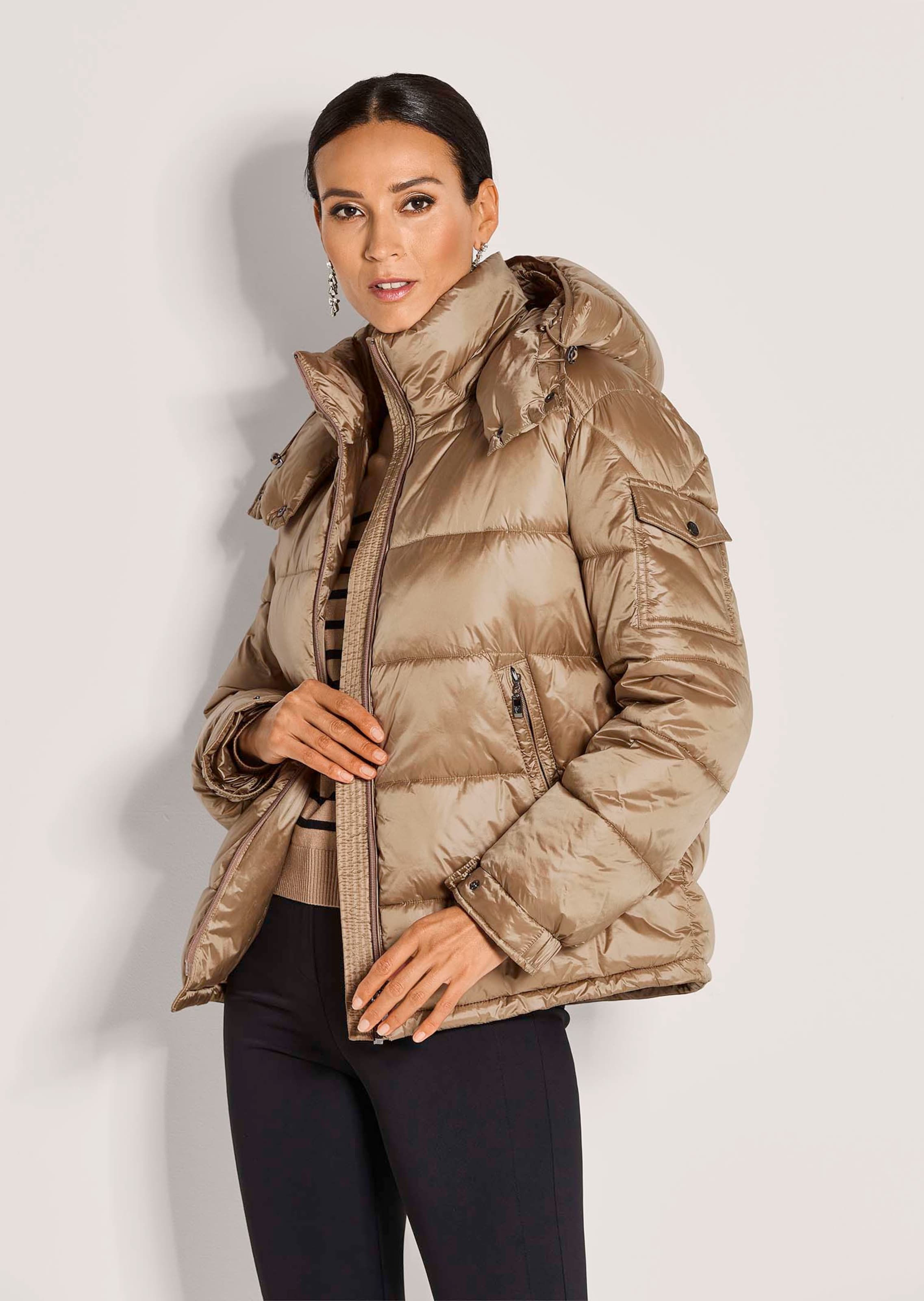 Steppjacke mit abnehmbarer Kapuze
