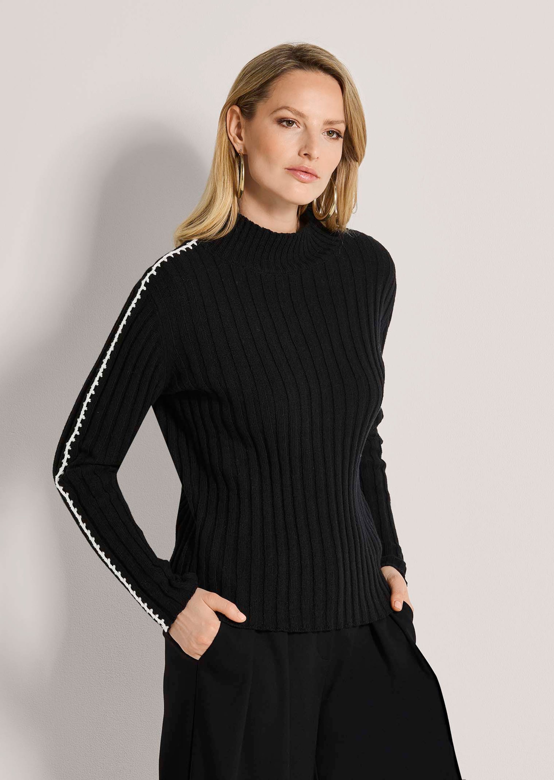 Pullover met opstaande kraag en contrasterend borduursel