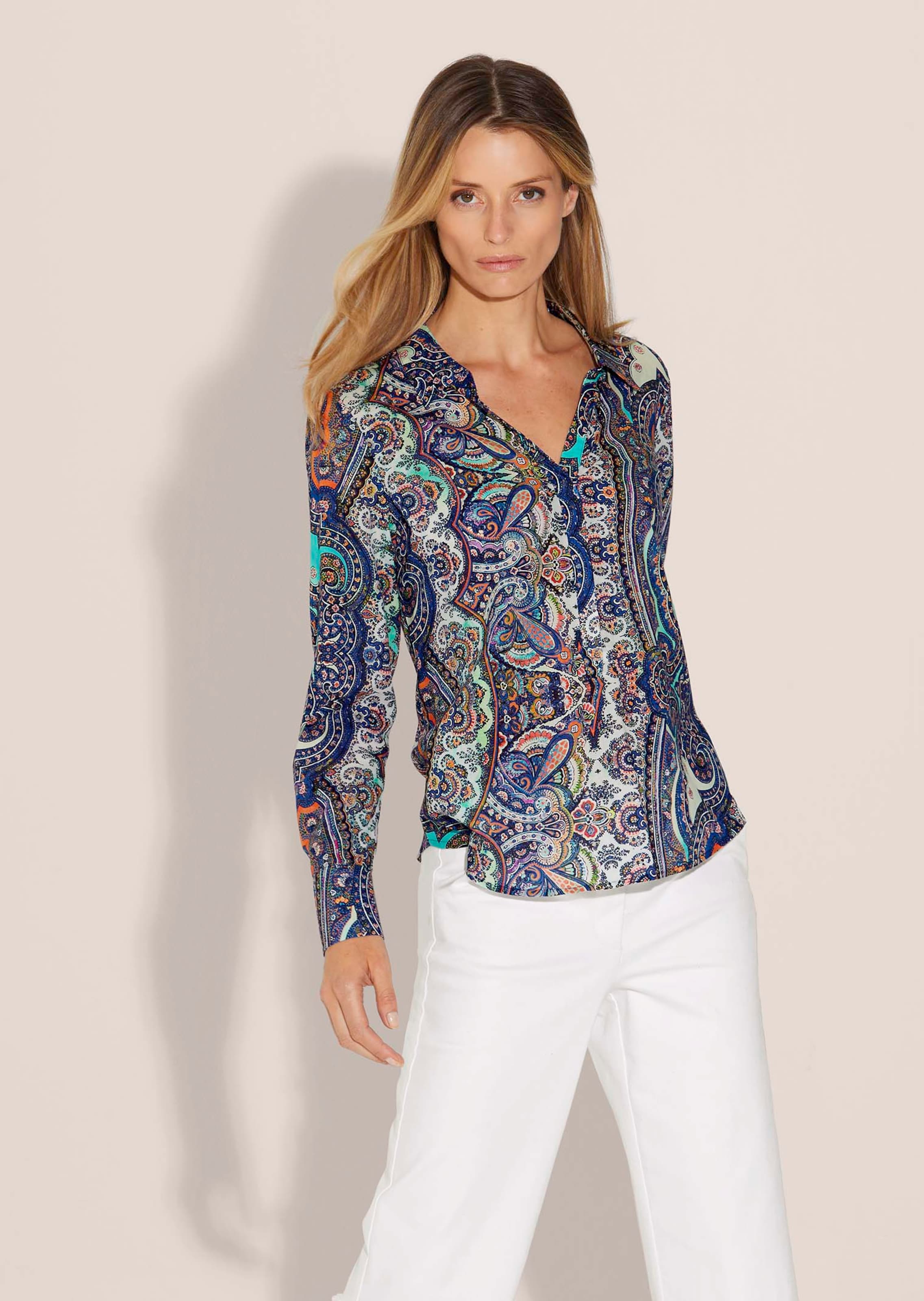 Een blouse met doorgang en paisley-print