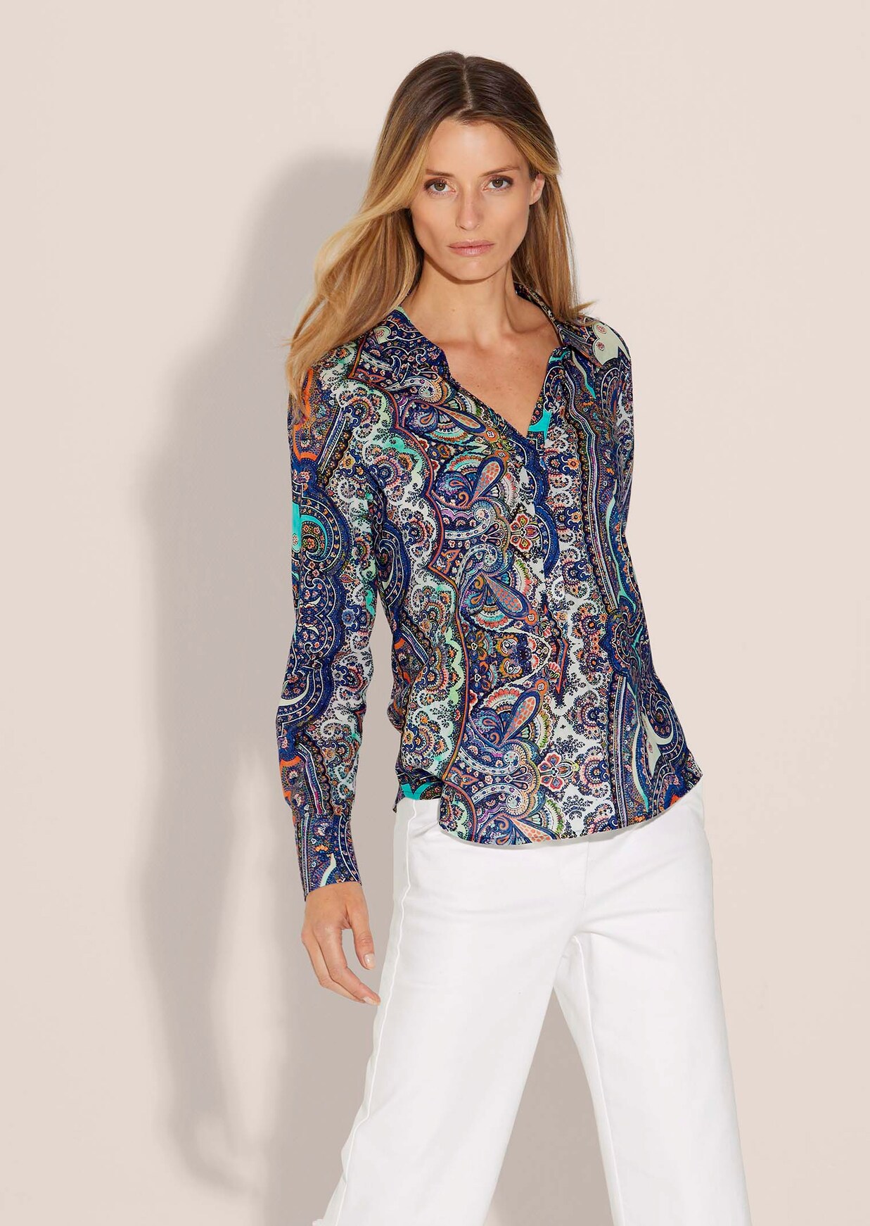 Een blouse met doorgang en paisley-print