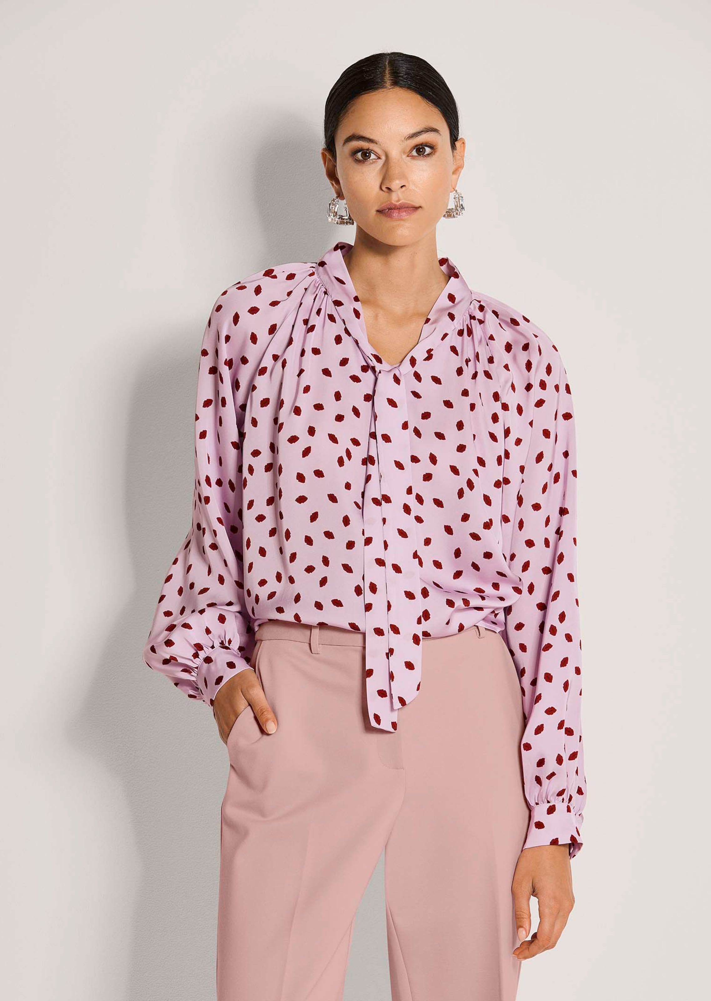 Bluse mit Kussmund-Print und Bindeband